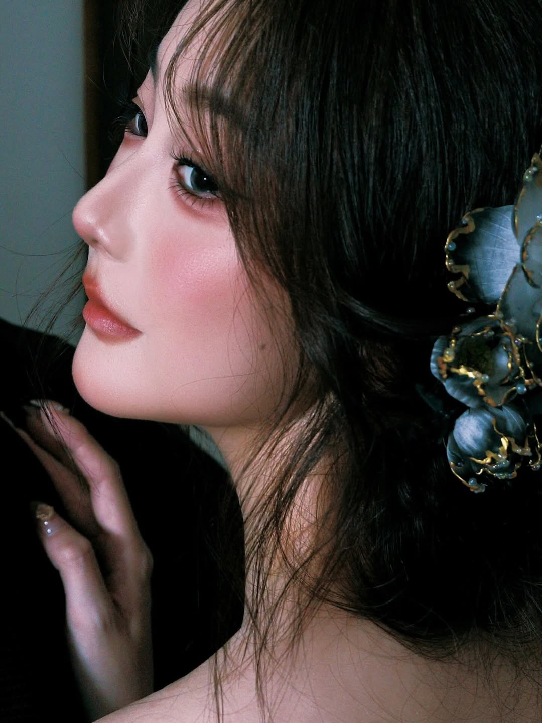 Kiittwy lựa chọn một bộ Kimono họa tiết hoa lá và chim công cầu kỳ, tinh xảo trên nền vải đen chủ đạo. Phần cổ áo được vén nhẹ nhàng, khoe khéo bờ vai trần và xương quai xanh quyến rũ, tạo nên sự kết hợp giữa nét truyền thống và vẻ ngoài gợi cảm hiện đại. (Ảnh: IGNV)