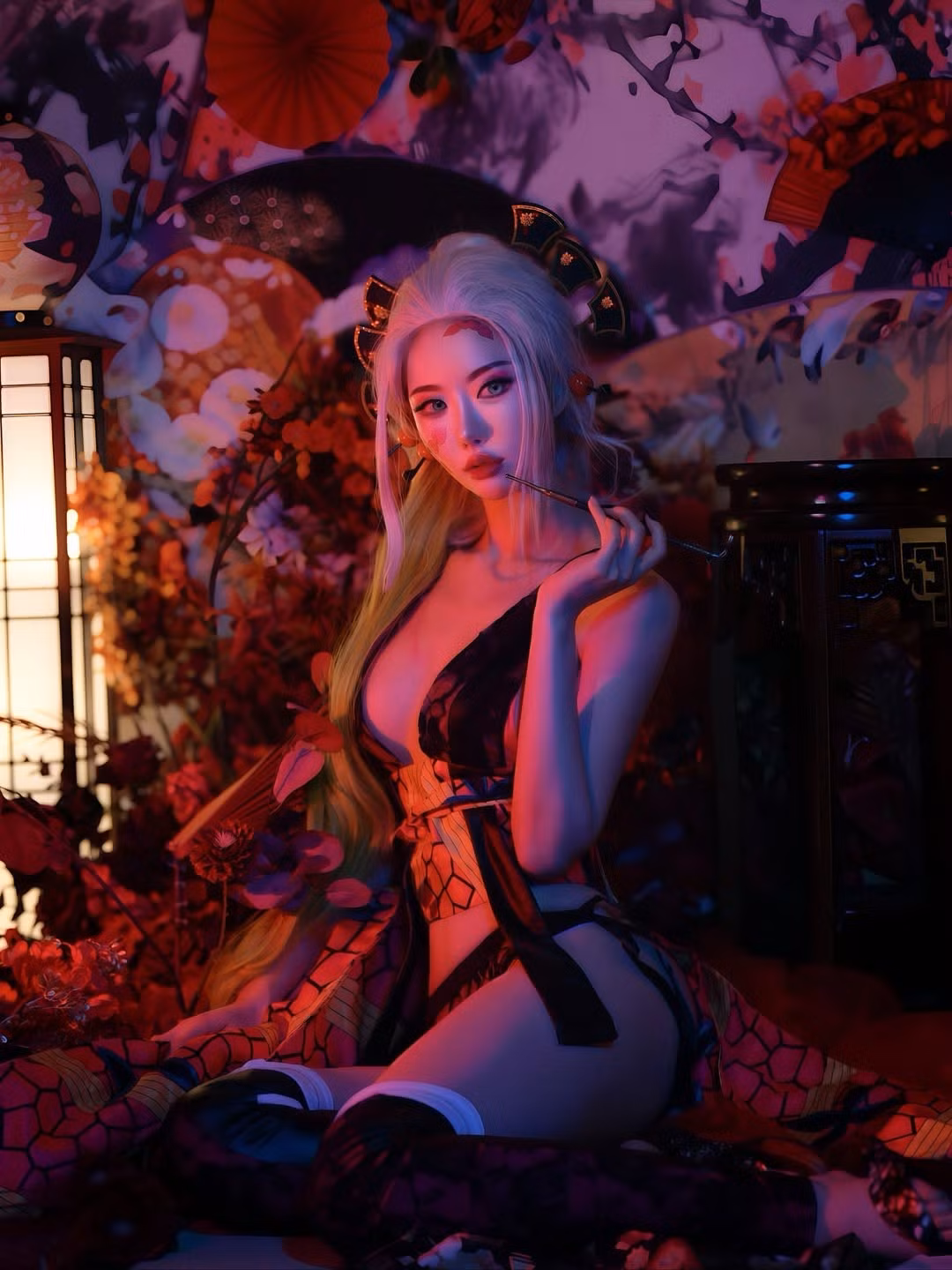 Bối cảnh chụp cũng được dàn dựng công phu với tông màu đỏ rực, tái hiện không khí ma mị và cổ kính đậm chất Nhật Bản. (Ảnh: IGNV)