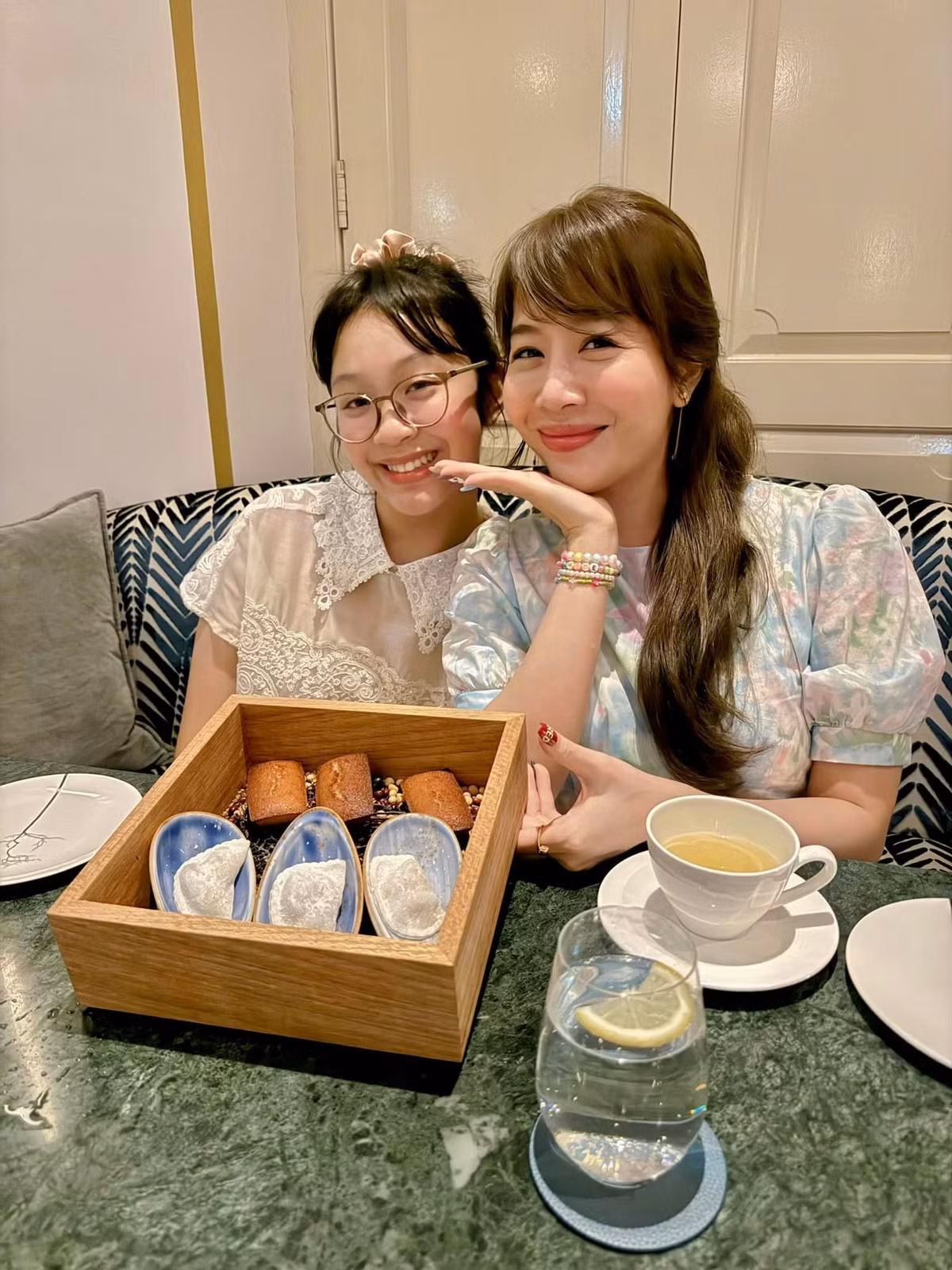 Trên trang cá nhân của mình, MC Diệp Chi hay chia sẻ những mẩu chuyện đời thường và hình ảnh giản dị của 2 mẹ con. Bé Sumo cũng có lượng fan hâm mộ đông đảo không kém người mẹ nổi tiếng.