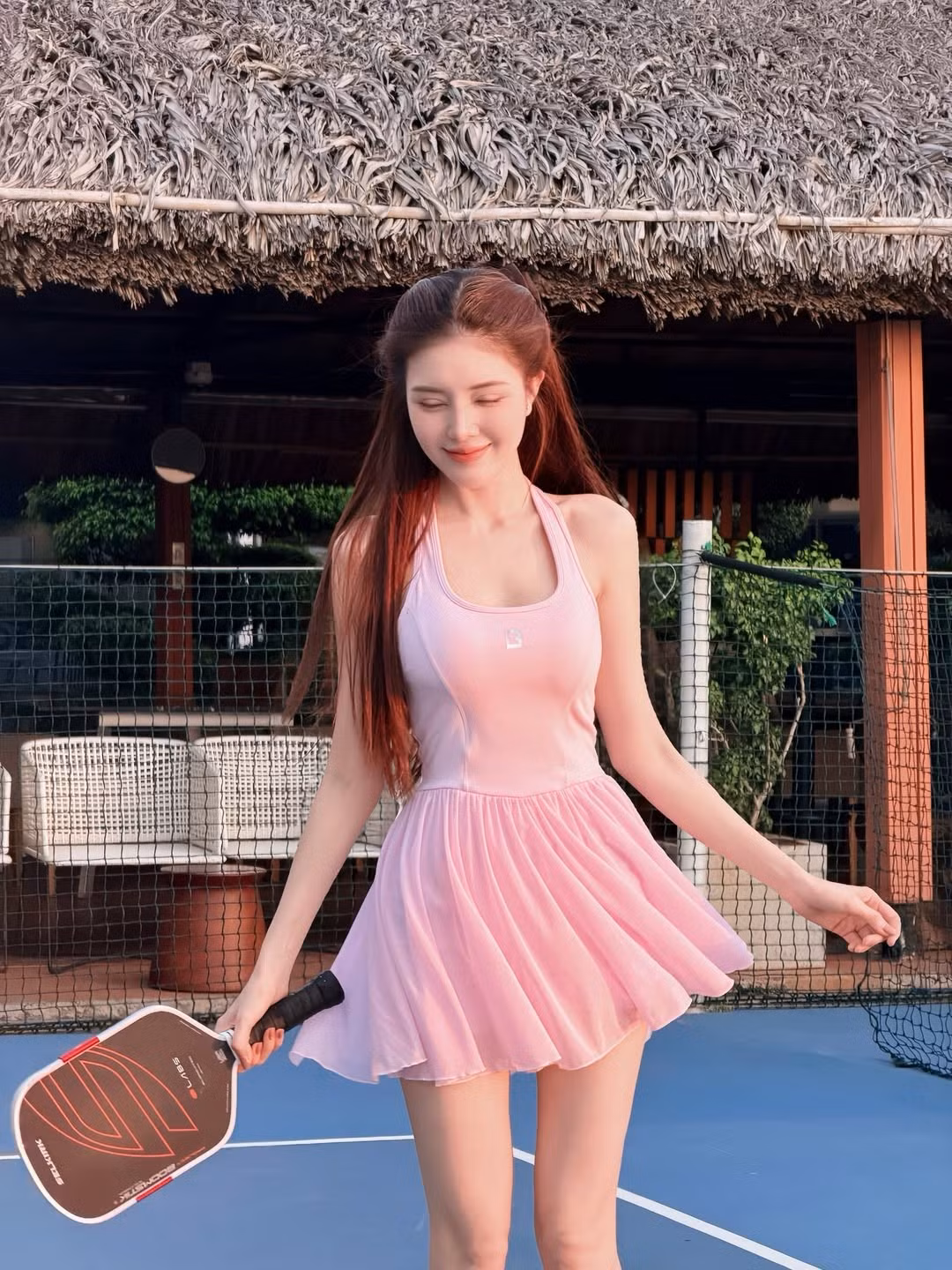 Việc lựa chọn pickleball không chỉ là bắt kịp xu hướng mà còn là cách Lilly Luta duy trì sự dẻo dai. Bộ môn này đòi hỏi sự kết hợp giữa tốc độ của cầu lông, kỹ thuật của tennis và sự linh hoạt của bóng bàn, giúp đốt cháy năng lượng hiệu quả. (Ảnh: IGNV)
