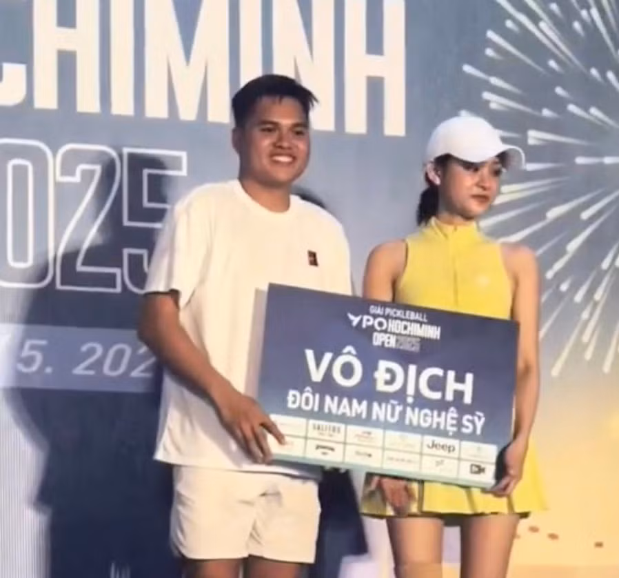Mới đây, đoạn video ghi lại những khoảnh khắc thi đấu cũng như nhận chức Vô địch của nữ ca sĩ Hiền Hồ trong một giải đấu pickleball thu hút sự chú ý của netizen. Được biết, cô nàng vừa tham gia một giải đấu pickleball có quy mô khá lớn và giành Vô địch với nội dung "đôi nam nữ nghệ sĩ".