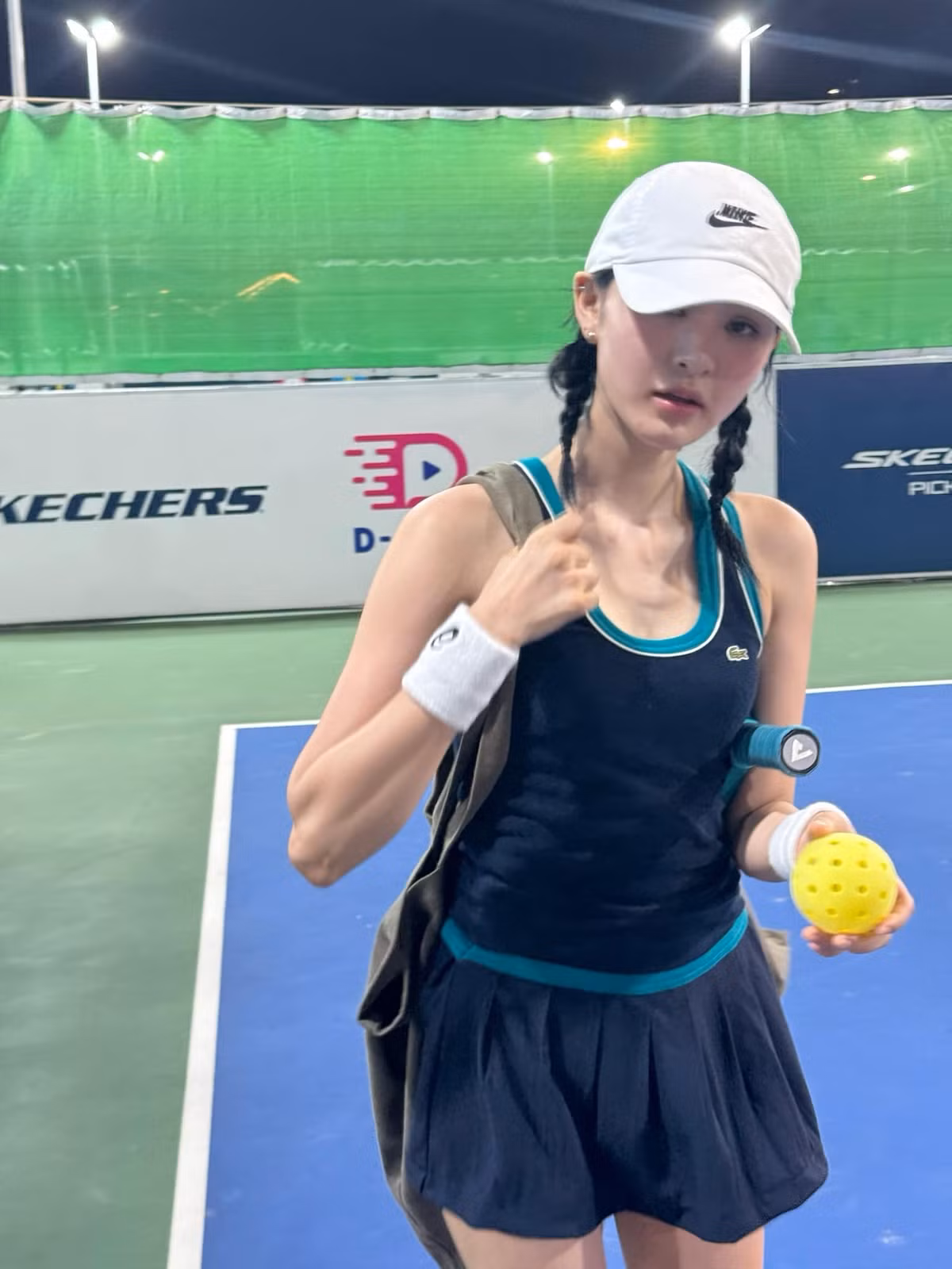 Trải qua một năm luyện tập, không ngừng trau dồi kỹ năng, cô nàng hiện tại đã là tay vợt "không phải dạng vừa" khiến nhiều người phải trầm trồ.