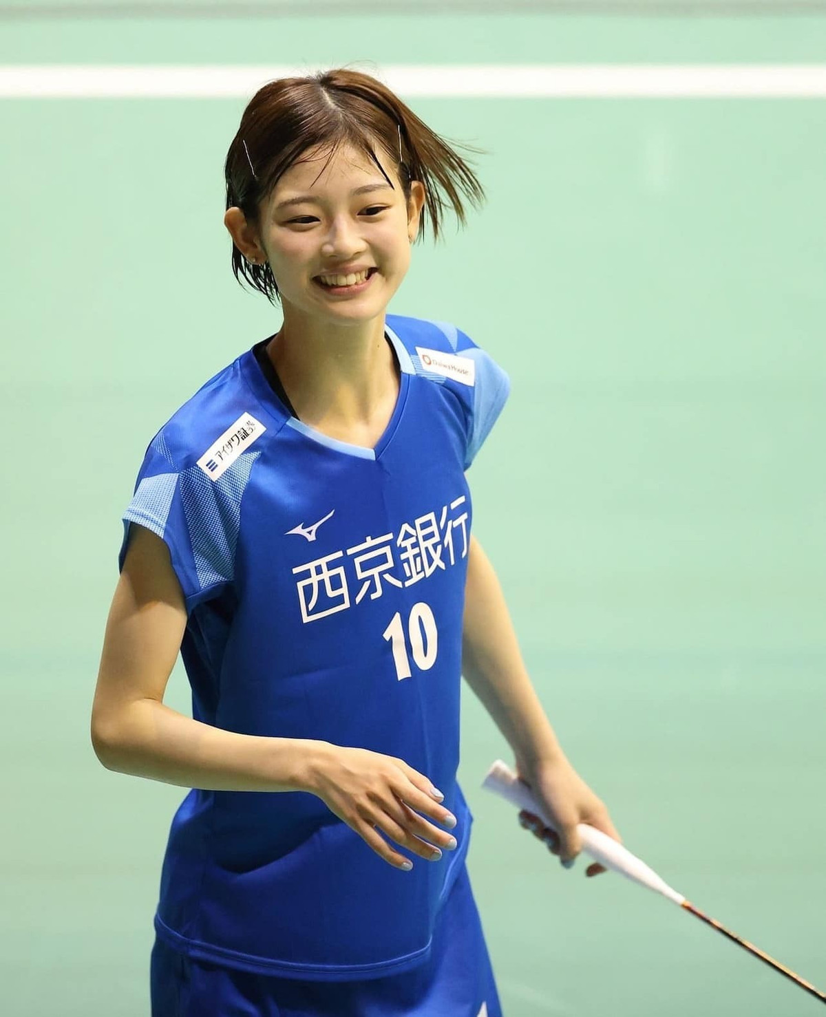 Một chi tiết khiến fan thích thú chính là tấm ảnh cô nàng cầm vợt cầu lông trong khi mặc Kimono. Đây như một sự khẳng định niềm đam mê mãnh liệt với thể thao ngay cả khi đang khoác lên mình bộ cánh điệu đà nhất. (Ảnh: Tổng hợp)