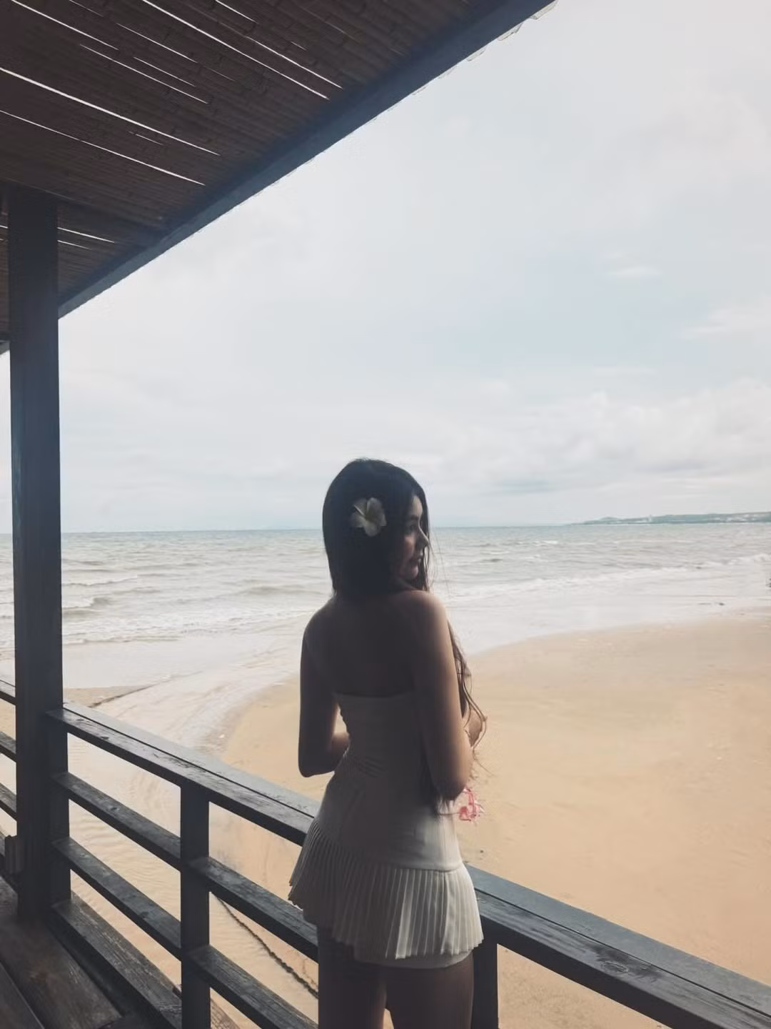 Trong dòng trạng thái của mình, Hạt Dẻ tiết lộ bộ ảnh lần này được chính mẹ – doanh nhân Dạ Thảo ghi lại. Không cần máy ảnh chuyên nghiệp, chỉ với góc chụp tự nhiên cùng ánh sáng hài hòa, mẹ của Hạt Dẻ đã cho ra loạt ảnh mang đậm màu sắc tình thân và nghệ thuật. Đây không chỉ là những bức ảnh đẹp mà còn ghi lại khoảnh khắc nhẹ nhàng, đáng nhớ trong chuyến đi nghỉ dưỡng của gia đình.