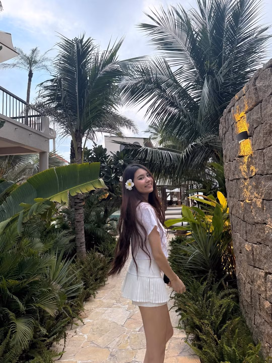 Ngay sau khi đăng tải, loạt ảnh của Hạt Dẻ đã thu về hàng chục nghìn lượt tương tác. Nhiều người không khỏi trầm trồ trước nhan sắc ngày càng rạng rỡ của cô nàng.