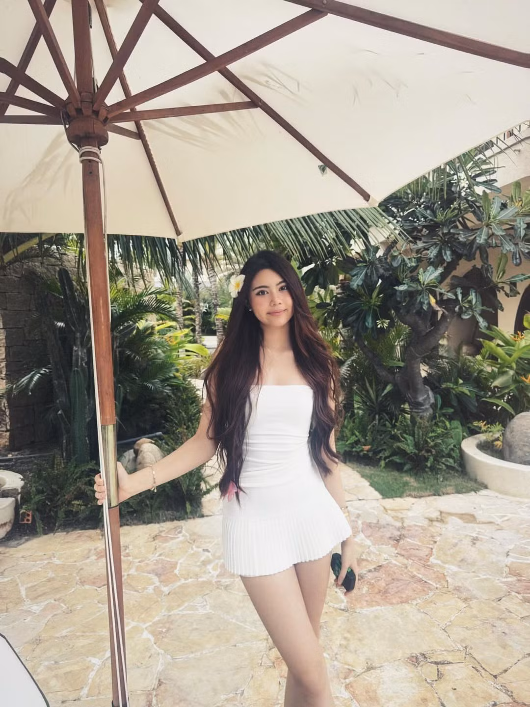 Sau khi MC Quyền Linh vướng ồn ào liên quan đến quảng cáo, 2 cô con gái của nam MC là Hạt Dẻ và Lọ Lem dường như cũng kín tiếng hơn, ít đăng tải những hình ảnh cá nhân lên mạng xã hội. Trước đó, dù chưa có nhiều hoạt động nghệ thuật nhưng nhờ nhan sắc nổi bật cùng kết quả học tập ấn tượng, Hạt Dẻ và Lọ Lem vẫn có cho mình lượng người theo dõi khủng.