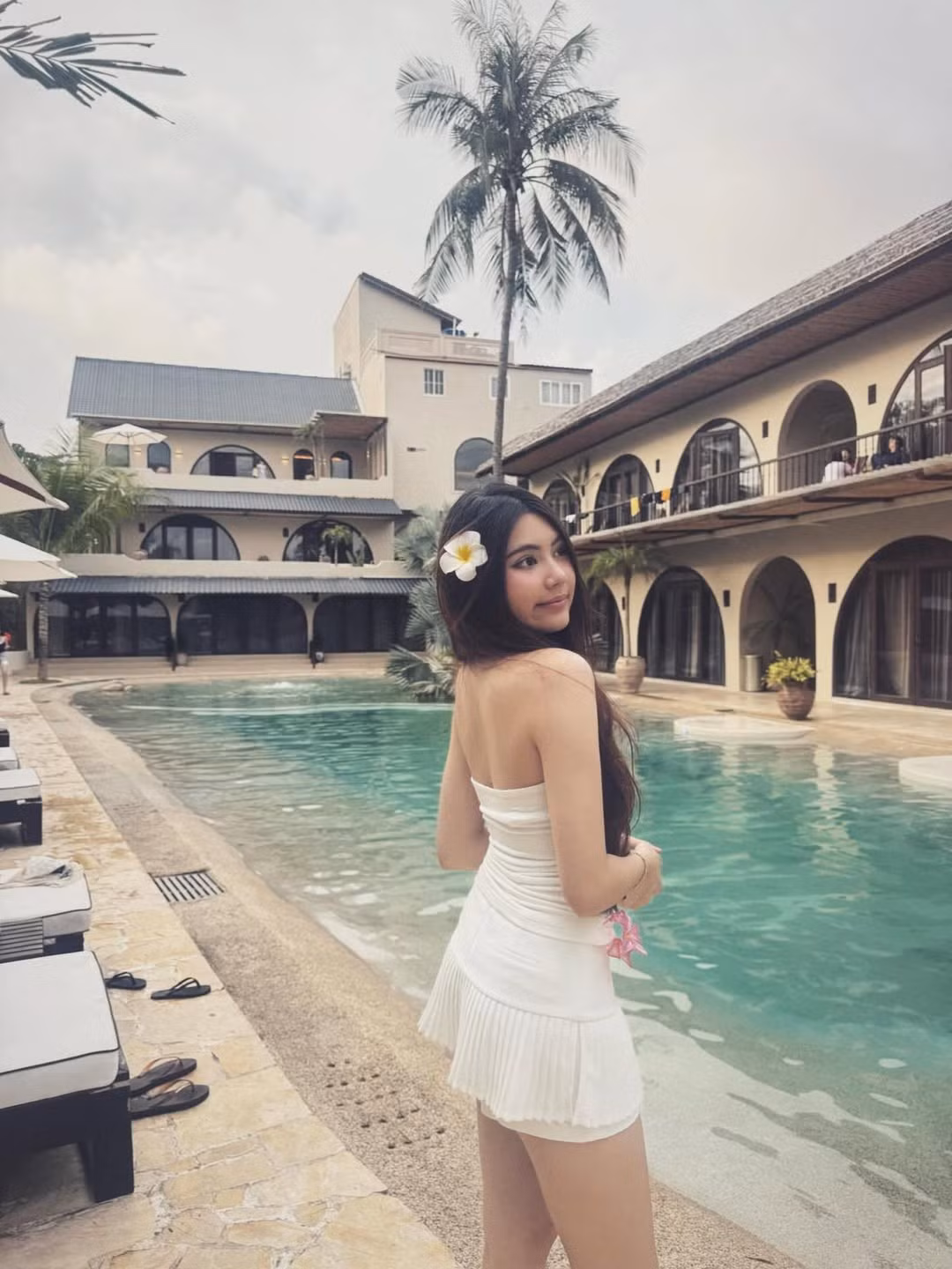 Trong bộ váy trắng tối giản, Hạt Dẻ khoe vóc dáng thanh mảnh cùng thần thái dịu dàng, đậm chất Á đông. Nụ cười nhẹ cùng mái tóc dài buông xõa tự nhiên khiến cô nàng trông chẳng khác nào bước ra từ những bộ phim thanh xuân vườn trường Hàn Quốc.