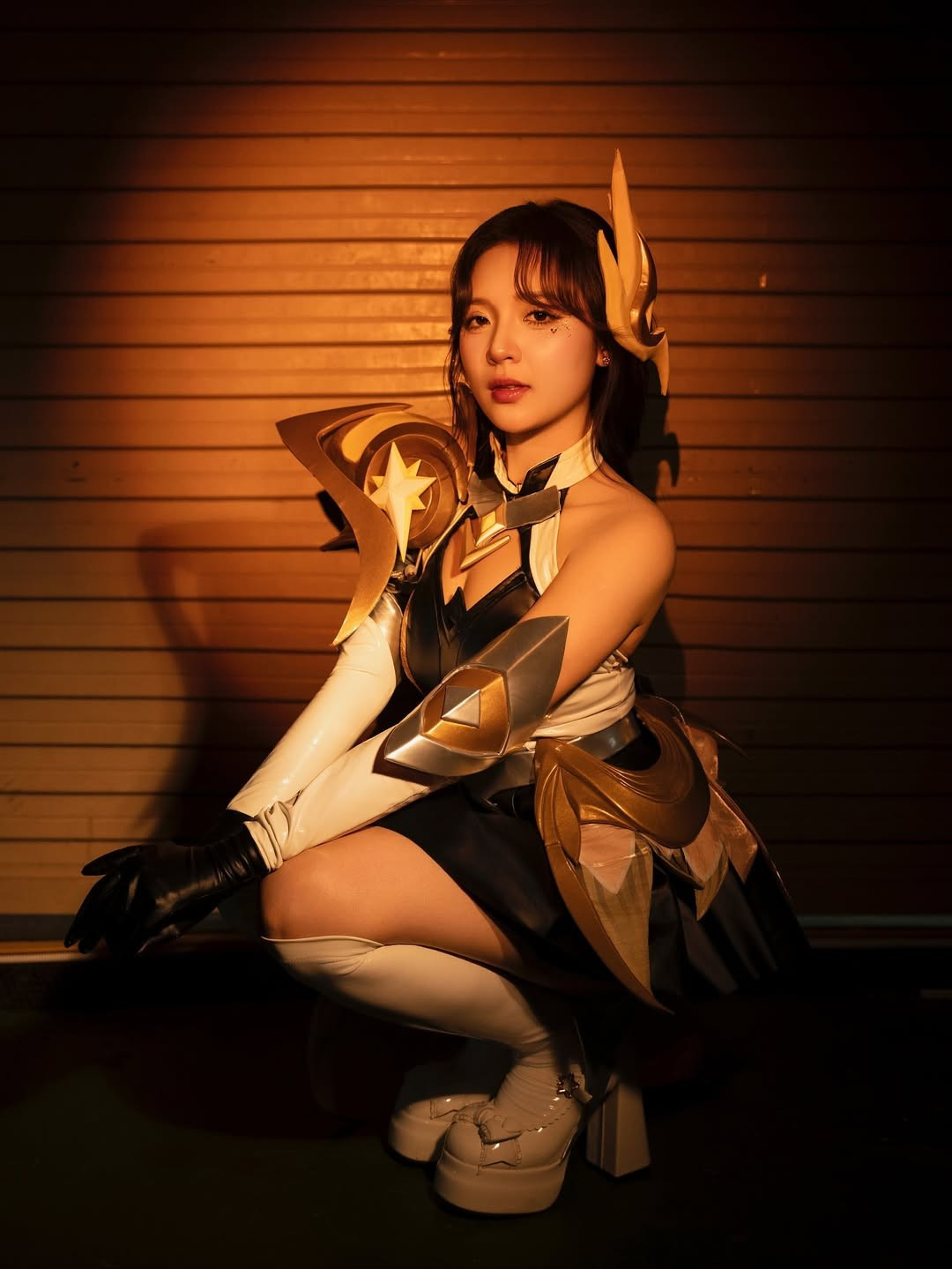 Bộ cosplay được đầu tư công phu, tái hiện gần như hoàn hảo từ bộ giáp vai màu vàng ánh kim lấp lánh có hình ngôi sao, đến chiếc váy đen trắng cut-out tinh tế, kết hợp hài hòa giữa sự mạnh mẽ của một chiến binh và nét quyến rũ, kiêu sa của một nữ thần. (Ảnh: IGNV)
