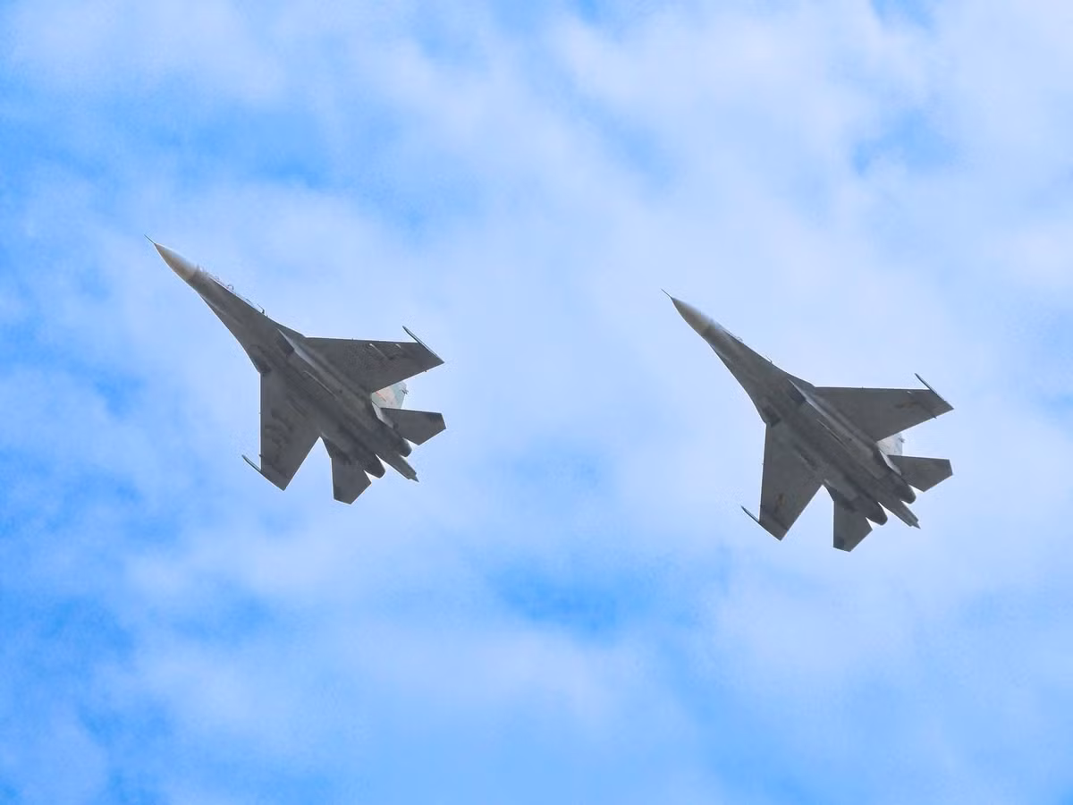 Trước đó, ngày 24/8, SU-30MK2 cùng trực thăng Mi đã luyện tập trên quảng trường Ba Đình chuẩn bị cho lễ diễu binh, diễu hành A80. (Ảnh: Tổng hợp)