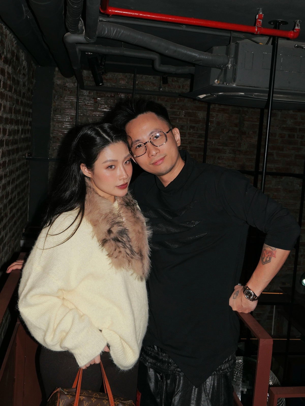 Trong loạt ảnh, Thanh Huyền khéo léo lựa chọn những trang phục vừa thoải mái vừa tôn dáng. Từ bộ đồ thể thao năng động với chiếc mũ lưỡi trai cá tính, cho đến phong cách sang chảnh với áo lông và túi hiệu Louis Vuitton, cô nàng chứng minh đẳng cấp "hot girl" không hề sụt giảm khi làm mẹ bỉm lần 2. (Ảnh: FBVN)