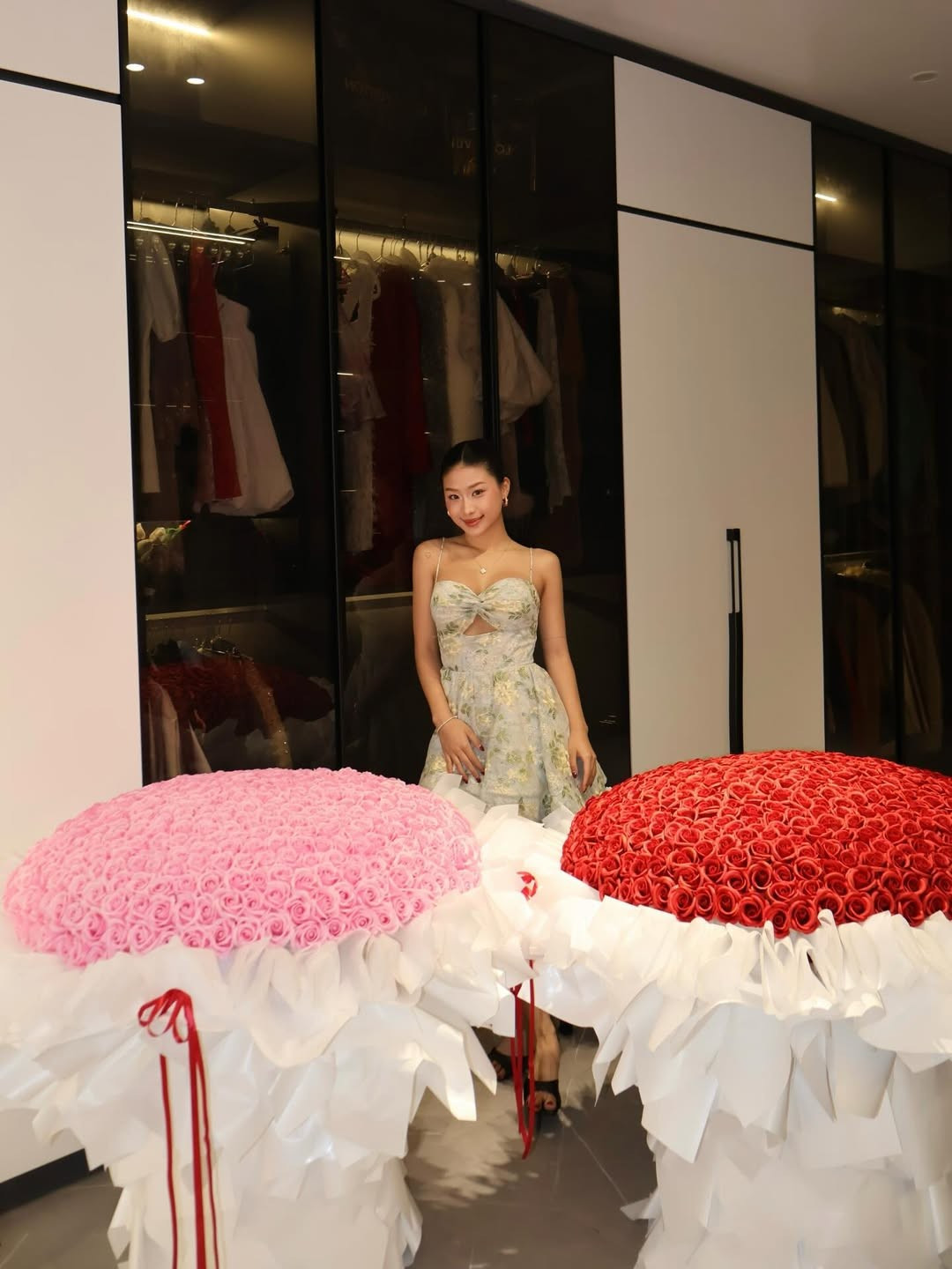 Trên trang cá nhân, Louis Phạm mới đây vừa đăng tải loạt ảnh khoe dáng bên hai bó hoa với kích thước khổng lồ - món quà từ bạn trai Việt Kiều Paul Lê. Tuy nhiên thay vì ngưỡng mộ, nhiều người đặt nhiều nghi vấn về hai bó hoa khổng lồ này.