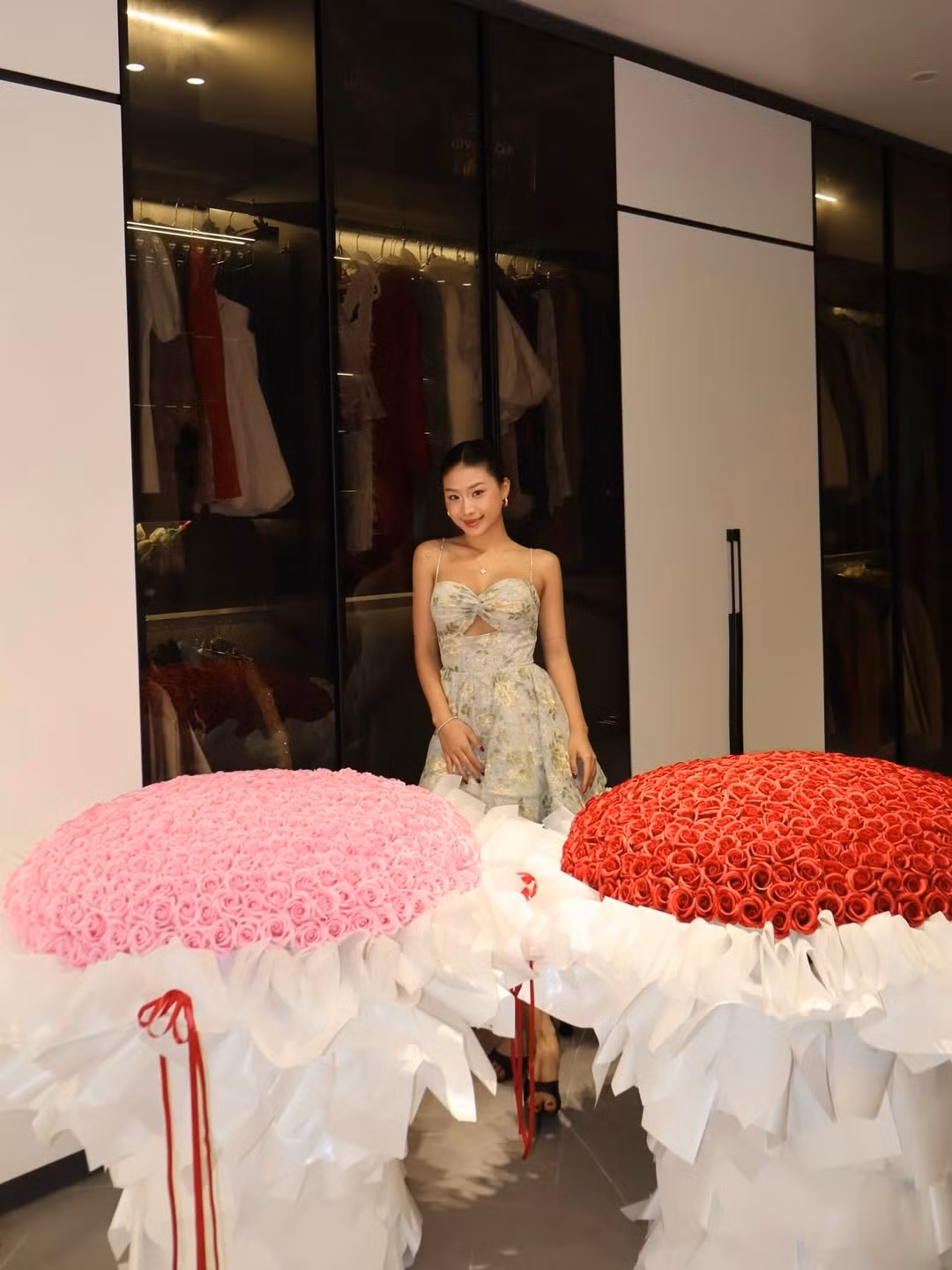 Trên trang cá nhân, Louis Phạm mới đây vừa đăng tải loạt ảnh khoe dáng bên hai bó hoa với kích thước khổng lồ - món quà từ bạn trai Việt Kiều Paul Lê. Tuy nhiên thay vì ngưỡng mộ, nhiều người đặt nhiều nghi vấn về hai bó hoa khổng lồ này.