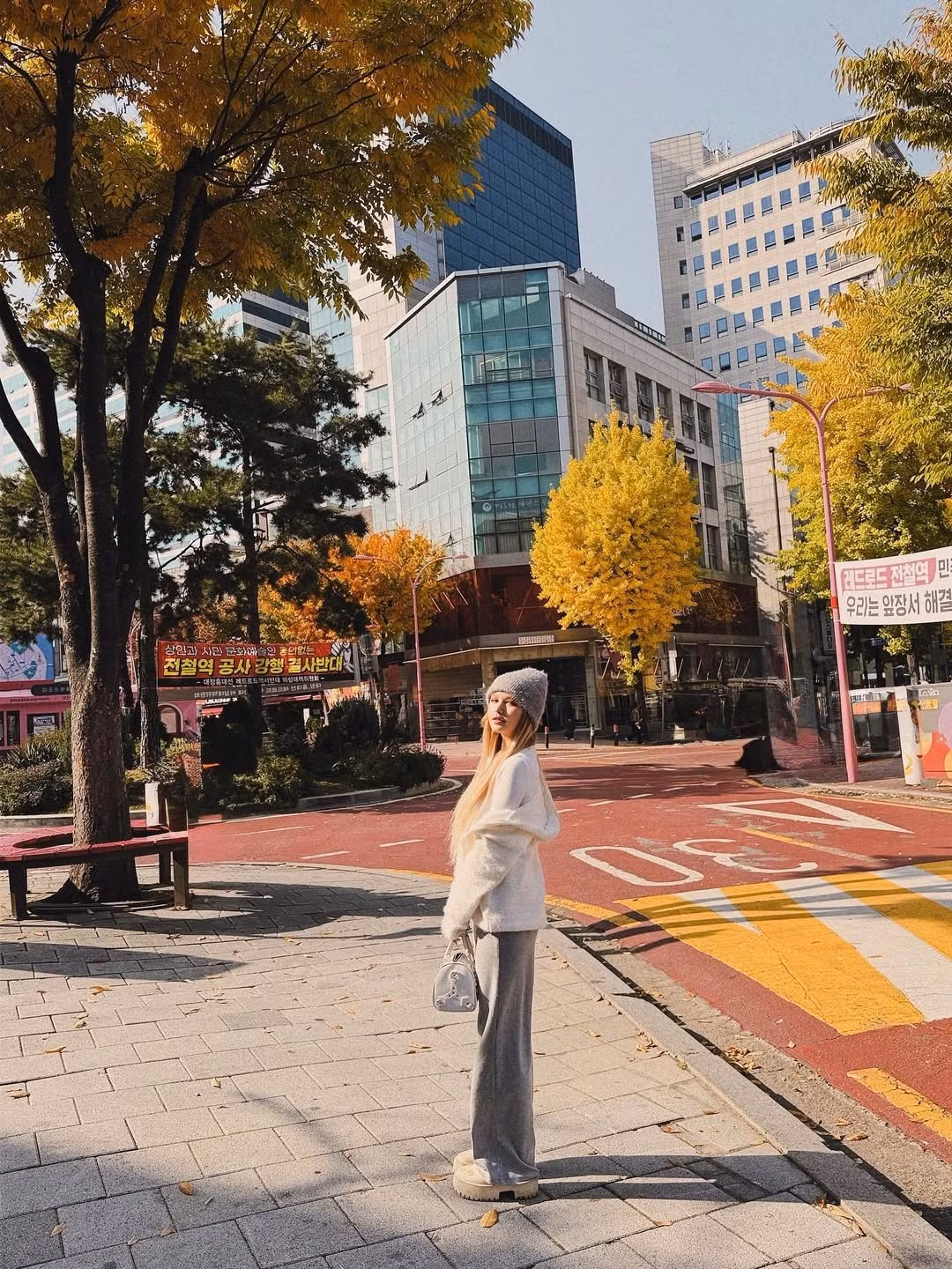 Loạt ảnh của Xoài Non gây ấn tượng mạnh mẽ với khung cảnh đường phố Hàn Quốc ngập tràn lá vàng, lá đỏ. Nàng hot girl hóa thành nàng thơ mùa thu, dạo bước trên vỉa hè lát đá, dưới những tán cây ngân hạnh rực rỡ. (Ảnh: IGNV)
