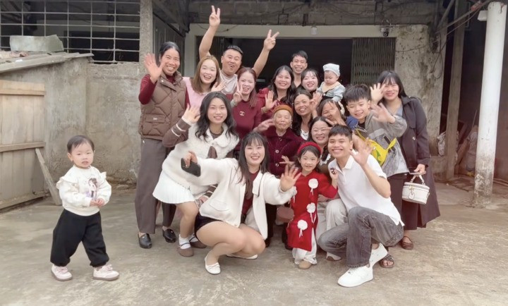 Một số người còn gọi đây là trend "bao nhiêu tiền cũng không mua được" bởi giây phút được sum họp đầy đủ bên người thân, ông bà là điều vô giá mà không phải ai cũng may mắn có được. (Ảnh: @thng.gplx)