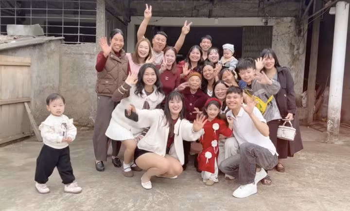 Một số người còn gọi đây là trend "bao nhiêu tiền cũng không mua được" bởi giây phút được sum họp đầy đủ bên người thân, ông bà là điều vô giá mà không phải ai cũng may mắn có được. (Ảnh: @thng.gplx)