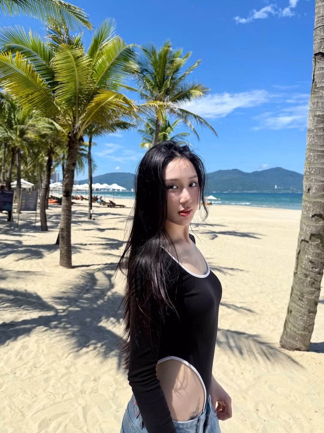 Thay vì bikini, cô nàng chọn diện một chiếc bodysuit dài tay màu đen cơ bản, nhưng chính chi tiết thiết kế đã tạo nên sự khác biệt hoàn toàn. (Ảnh: IGNV)