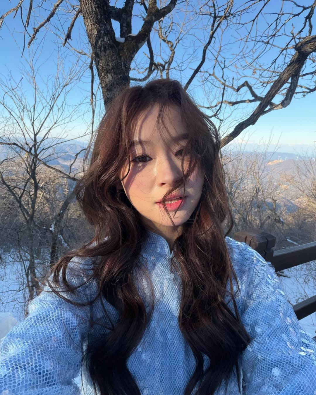 Điểm nhấn của bộ trang phục nằm ở chất liệu vải bắt sáng với những hạt sequin lấp lánh như những tinh thể tuyết, cùng phần tay áo đính lông vũ trắng muốt, tạo cảm giác vừa sang trọng, vừa mềm mại. (Ảnh: IGNV)