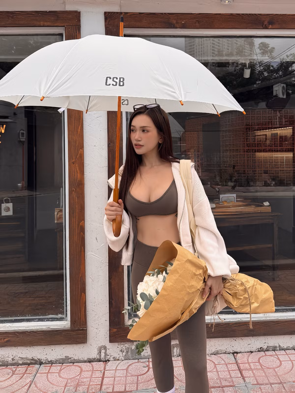 Trong loạt ảnh, Sĩ Thanh diện một set đồ tập màu nâu trầm cực kỳ tôn dáng. Áo bra-top và quần legging ôm sát đã giúp cô nàng khoe khéo vòng eo thon gọn cùng vòng 3 căng đầy.