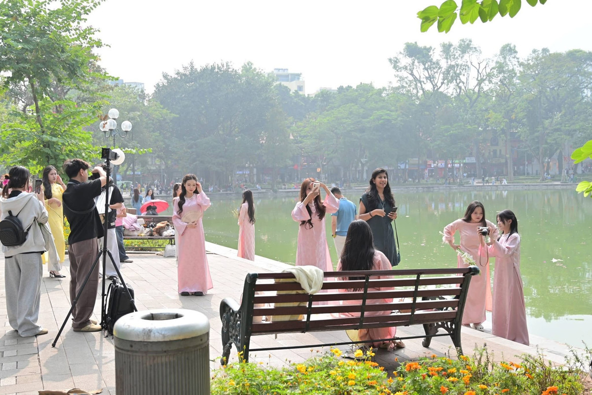 Không chỉ dừng lại ở việc chụp ảnh bằng điện thoại, nhiều chị em còn đầu tư thuê thợ chụp ảnh riêng, sử dụng các thiết bị hỗ trợ như tấm hắt sáng, máy ảnh chuyên nghiệp để có được bộ ảnh ưng ý nhất.