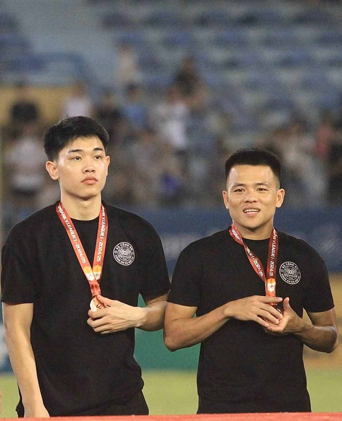 Anh nhận nhiều lời khen khi tỏa ra năng lượng "nam thần", dù là trên sân cỏ hay ở đời thường.