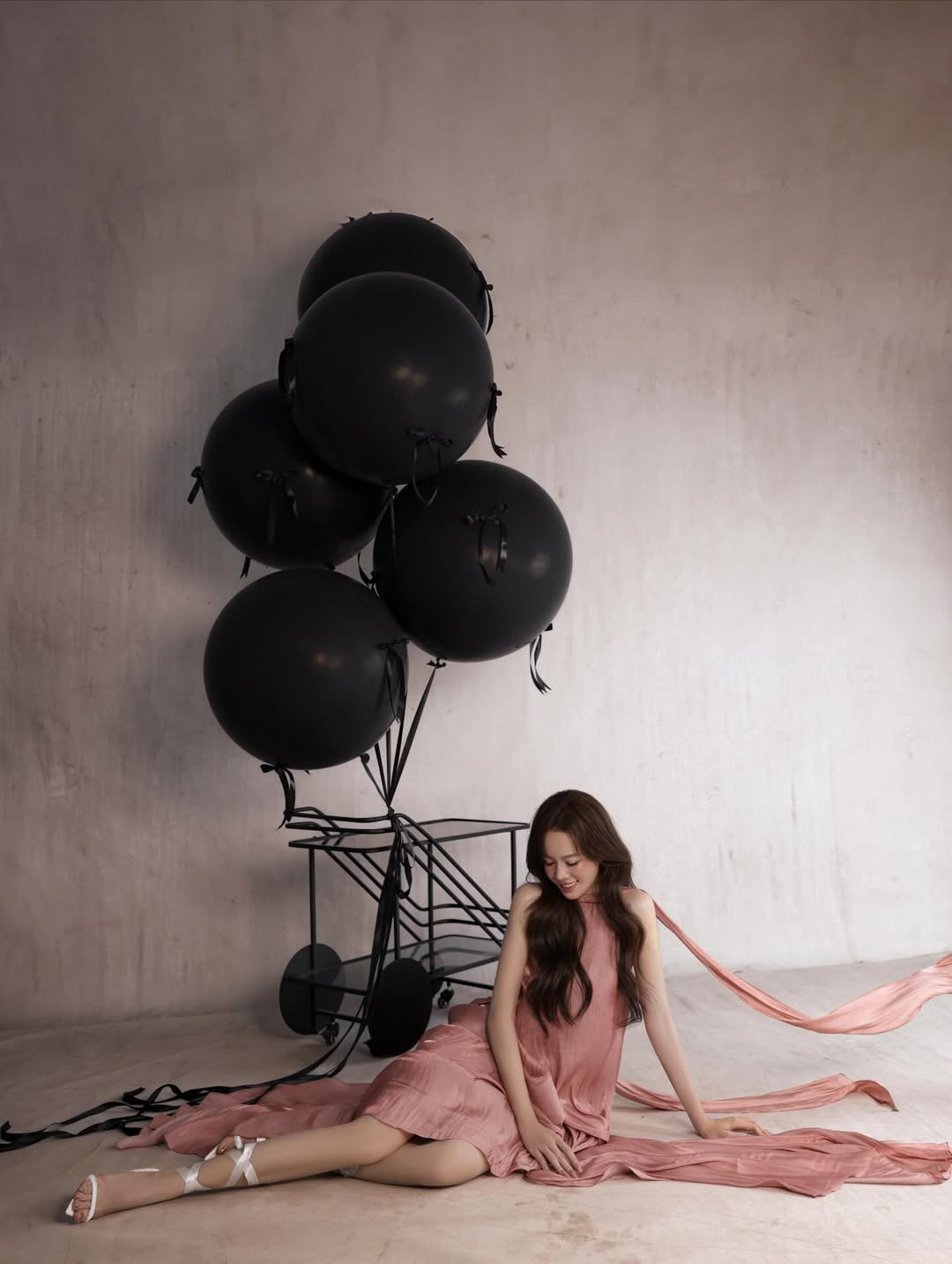 Ở phần bình luận, nhiều người không ngớt dành những lời khen ngợi có cánh dành cho nữ Tiktoker: "Tiên nữ", "chúc Mèo sinh nhật vui vẻ, luôn thành công và tỏa sáng nhen, bộ ảnh dịu dàng mà sang quá". (Ảnh: IGNV)