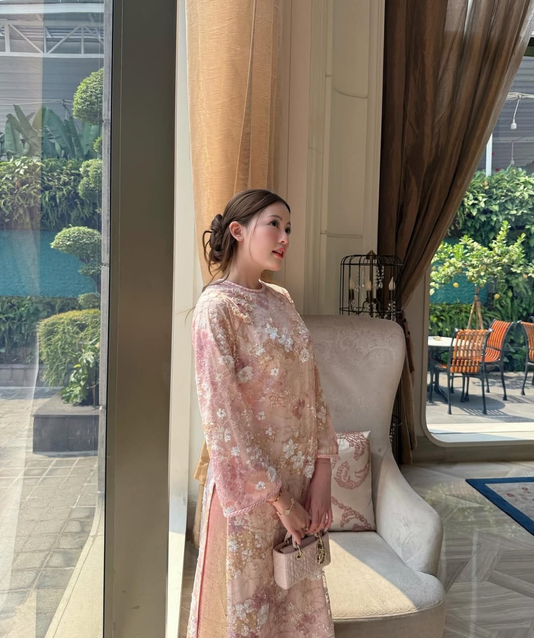 Mỹ Hàn ưu tiên phong cách nữ tính, tiểu thư. Đây cũng là đặc điểm tạo nên nét riêng biệt của nàng hot girl. (Ảnh: IGNV)