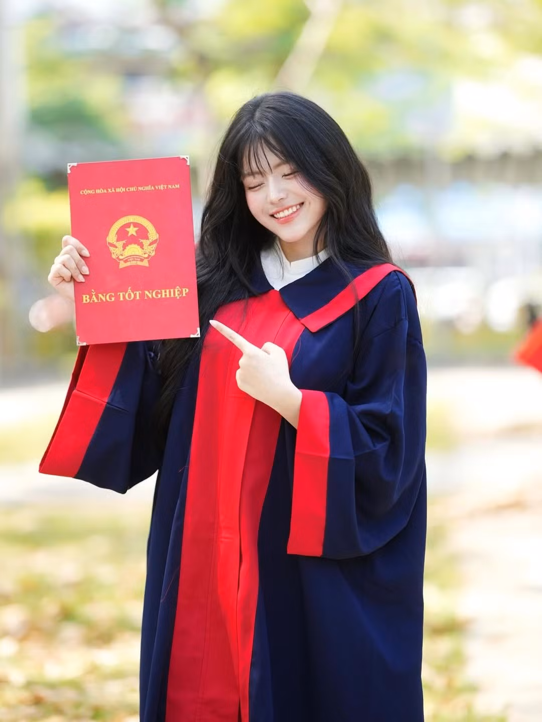 Nhiều người nhận xét cô mang dáng vẻ “nàng thơ học đường” đúng nghĩa – trong sáng, dịu dàng, nhưng vẫn tràn đầy sức sống tuổi 18.