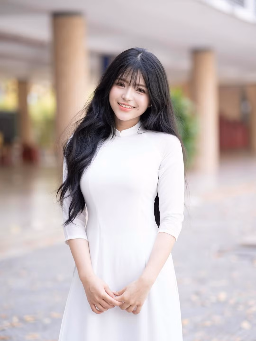 Điểm đặc biệt khiến cộng đồng mạng dành nhiều lời khen ngợi chính là phong cách giản dị mà nổi bật. Không cầu kỳ son phấn, cô chọn lối trang điểm nhẹ nhàng tôn lên đường nét tự nhiên, khiến vẻ đẹp thêm phần thuần khiết.