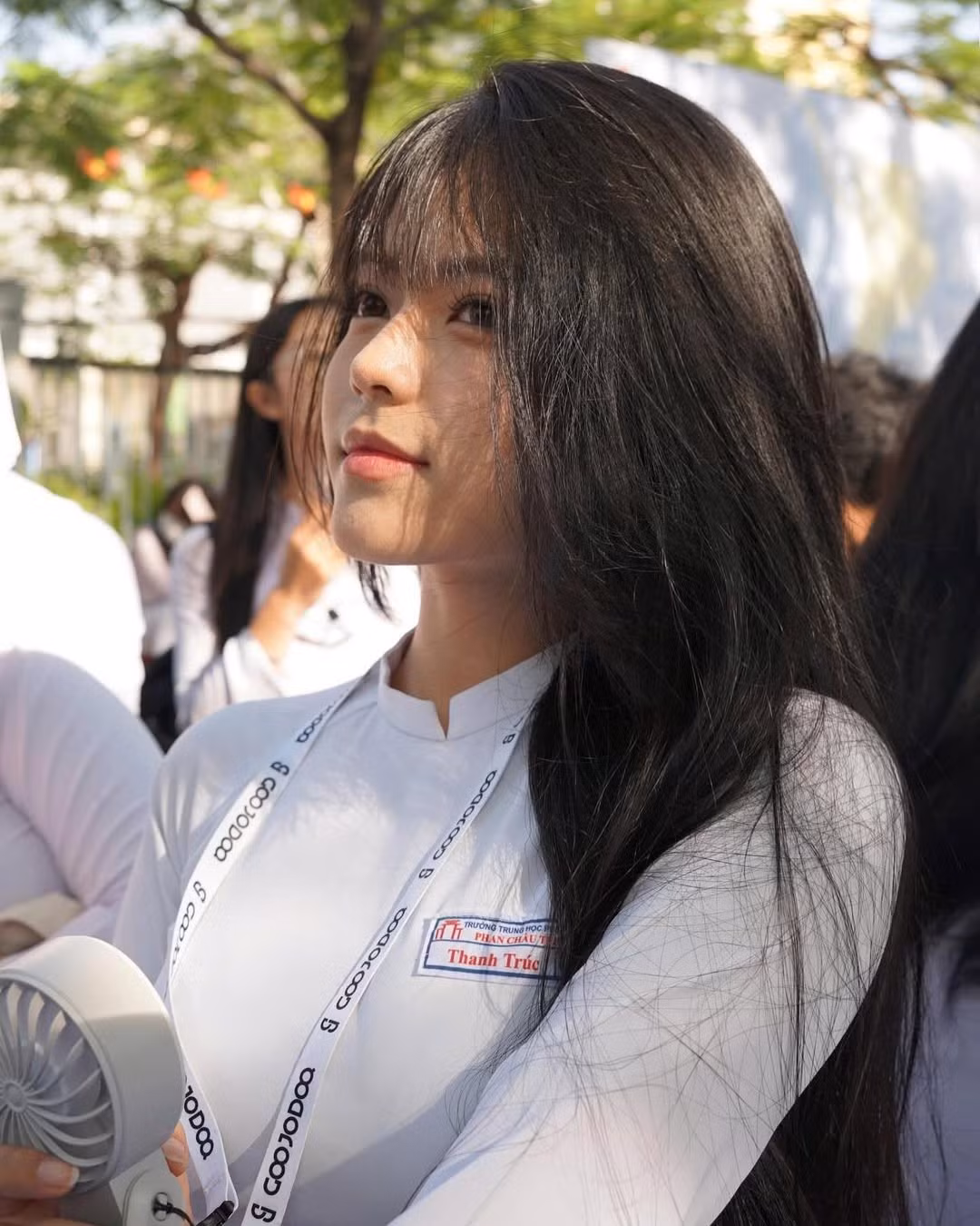 Xuất hiện trong trang phục áo dài trắng tinh khôi, nữ sinh nhanh chóng thu hút ánh nhìn với làn da trắng sáng, đôi mắt to tròn và mái tóc dài đen óng.