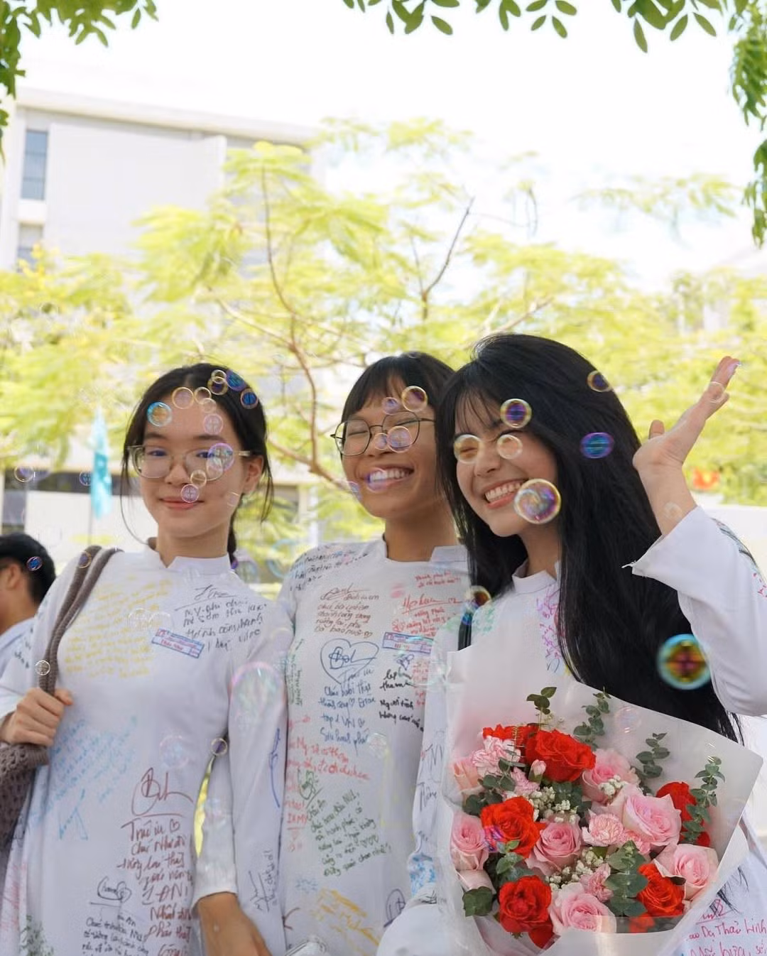 Khi đứng cạnh bạn bè, cô không chỉ nổi bật bởi ngoại hình mà còn bởi sự tươi tắn và thân thiện.