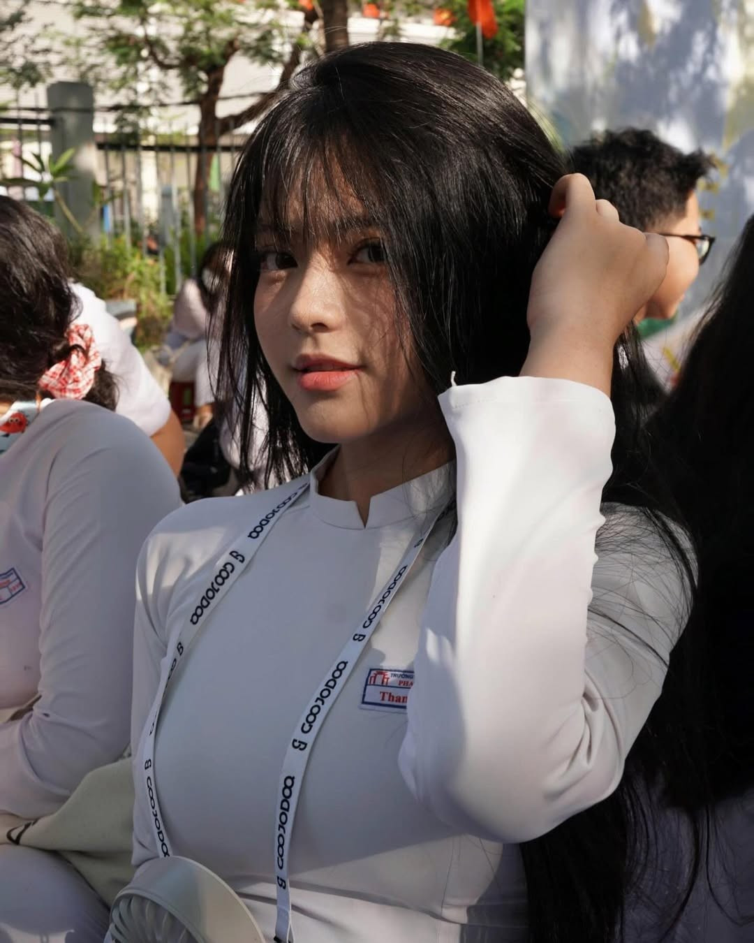 Mỗi mùa tổng kết năm học, hình ảnh các nữ sinh trong tà áo dài trắng lại được lan tỏa khắp mạng xã hội. Năm nay, một nữ sinh nổi bật với vẻ đẹp trong veo và nụ cười rạng rỡ đã chiếm trọn spotlight trong buổi lễ bế giảng tại một trường THPT ở Đà Nẵng.