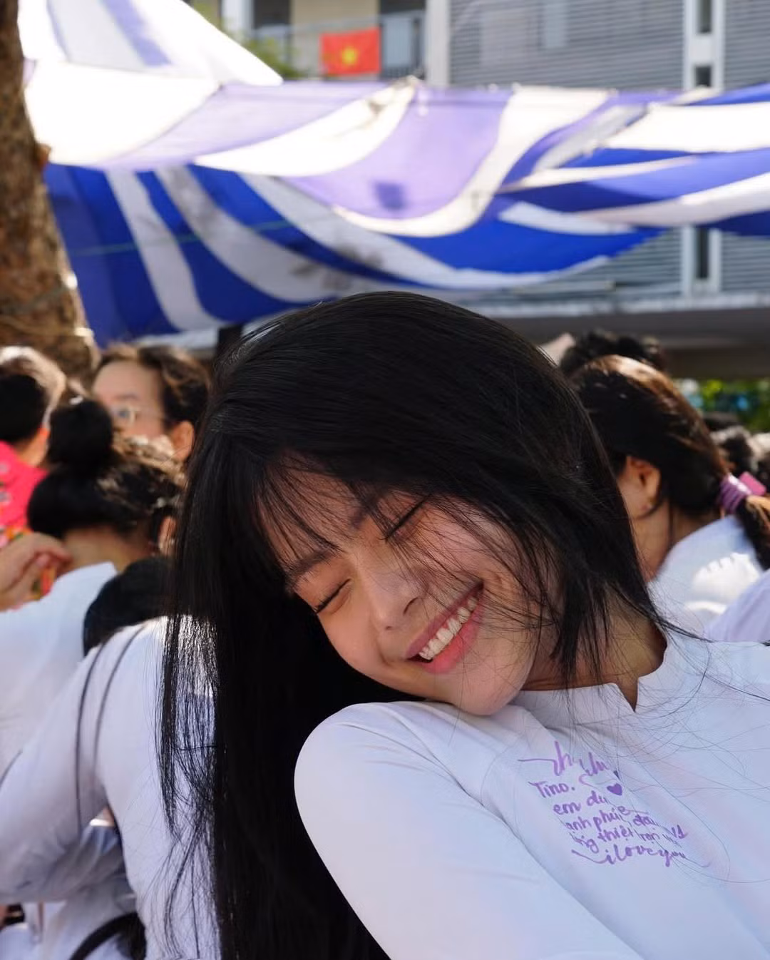 Các khoảnh khắc được ghi lại cho thấy cô sở hữu thần thái nhẹ nhàng, thanh tú nhưng vẫn toát lên nét cuốn hút tự nhiên.