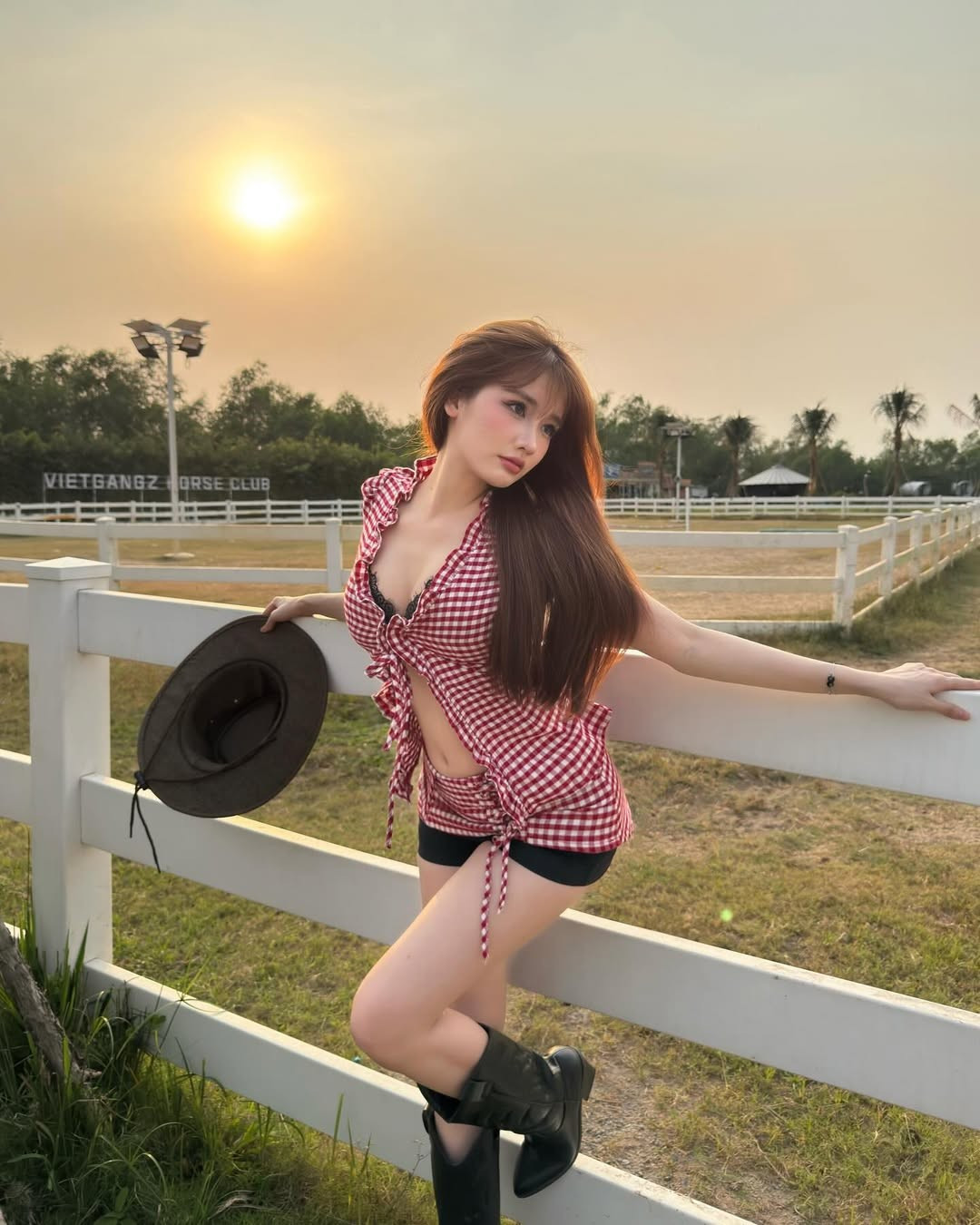 Vũ Thị Khánh Huyền từ lâu đã nổi tiếng với nhan sắc xinh xắn như búp bê. Tuy nhiên, trong bộ ảnh mới nhất chụp tại trang trại ngựa, cô nàng đã chứng minh khả năng "cân" mọi phong cách khi biến hóa thành một nữ cao bồi hiện đại. (Ảnh: IGNV)