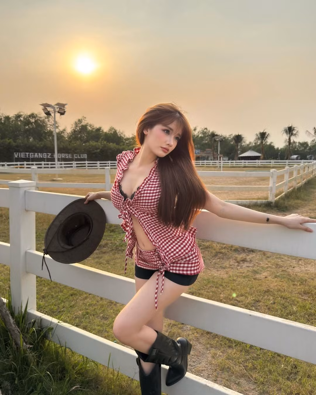 Vũ Thị Khánh Huyền từ lâu đã nổi tiếng với nhan sắc xinh xắn như búp bê. Tuy nhiên, trong bộ ảnh mới nhất chụp tại trang trại ngựa, cô nàng đã chứng minh khả năng "cân" mọi phong cách khi biến hóa thành một nữ cao bồi hiện đại. (Ảnh: IGNV)