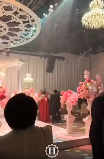 Tiệc cưới chính của Tiên Nguyễn và Justin Cohen được tổ chức tại một trong những trung tâm hội nghị - sự kiện cao cấp và có quy mô lớn bậc nhất TP.HCM. Địa điểm này sở hữu diện tích rộng, có khả năng đón tới hàng nghìn khách mời. (Ảnh: Hacchic Couture)