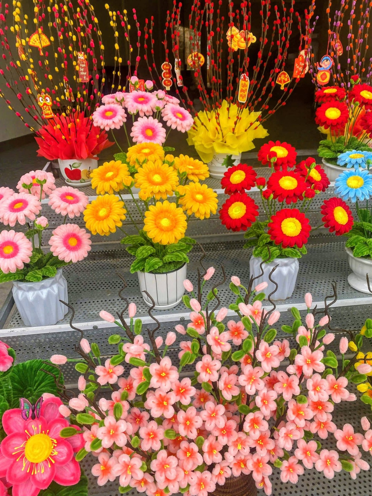 Mùa Tết năm nay, nhiều bạn trẻ đang đổ xô đi sắm hoặc tự tay uốn nắn những chậu hoa từ kẽm nhung để trang hoàng nhà cửa.