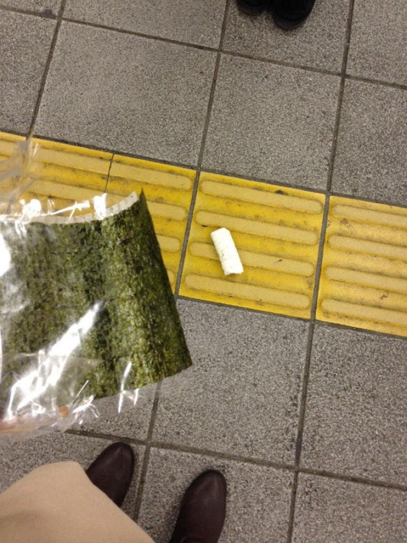 Miếng ăn đến miệng còn để rơi.