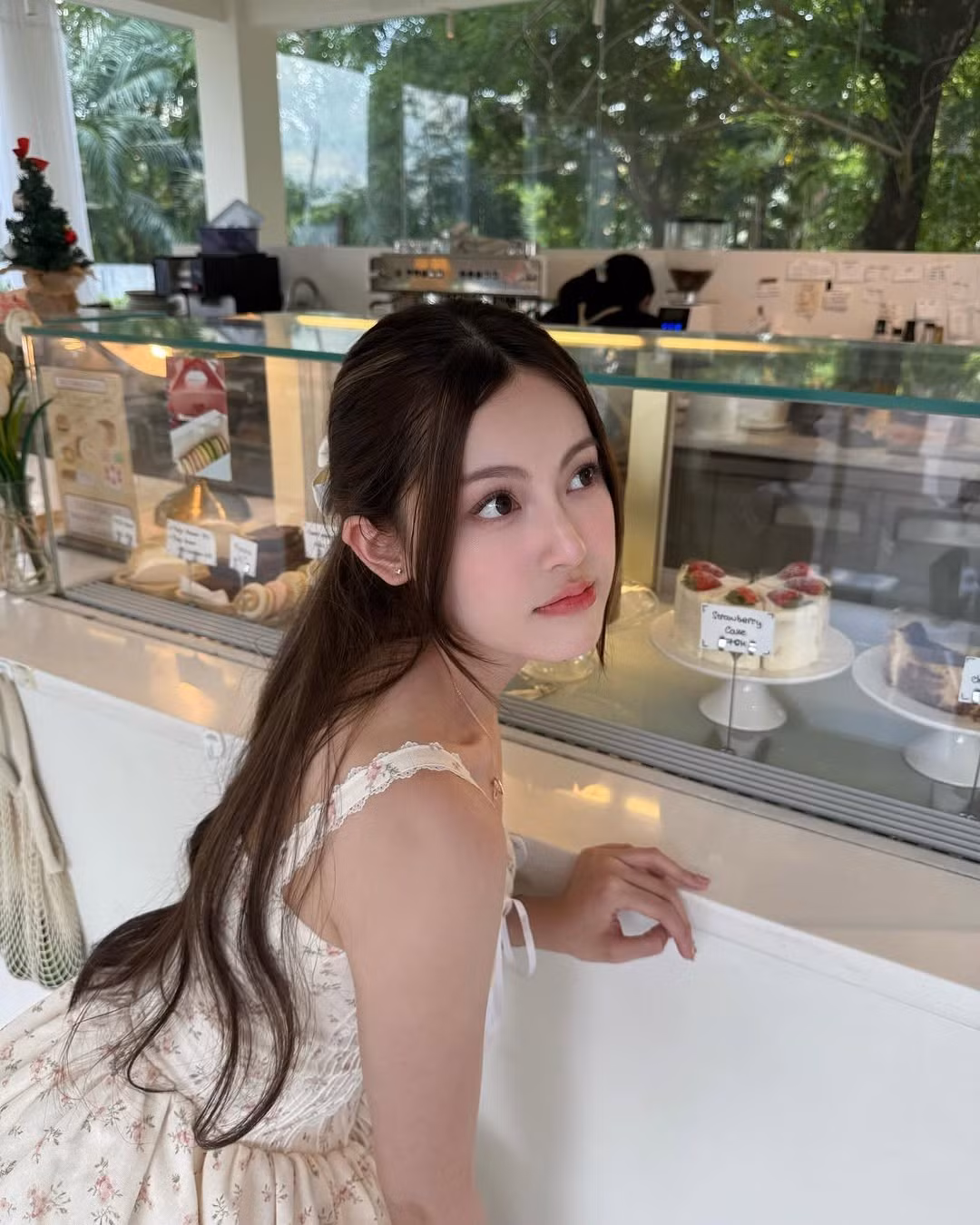 Tăng Mỹ Hàn yêu thích những thiết kế đơn giản nhưng có điểm nhấn tinh tế: cổ vuông, tay bồng, nơ tóc, chân váy xếp ly, hay chiếc váy liền nhẹ nhàng với chất liệu bay bổng. Cô cũng biết cách dùng phụ kiện vừa đủ – từ hoa tai nhỏ, vòng tay mảnh đến những kiểu tóc búi gọn với nơ satin – để tôn lên nét dịu dàng tự nhiên mà không tạo cảm giác phô trương.