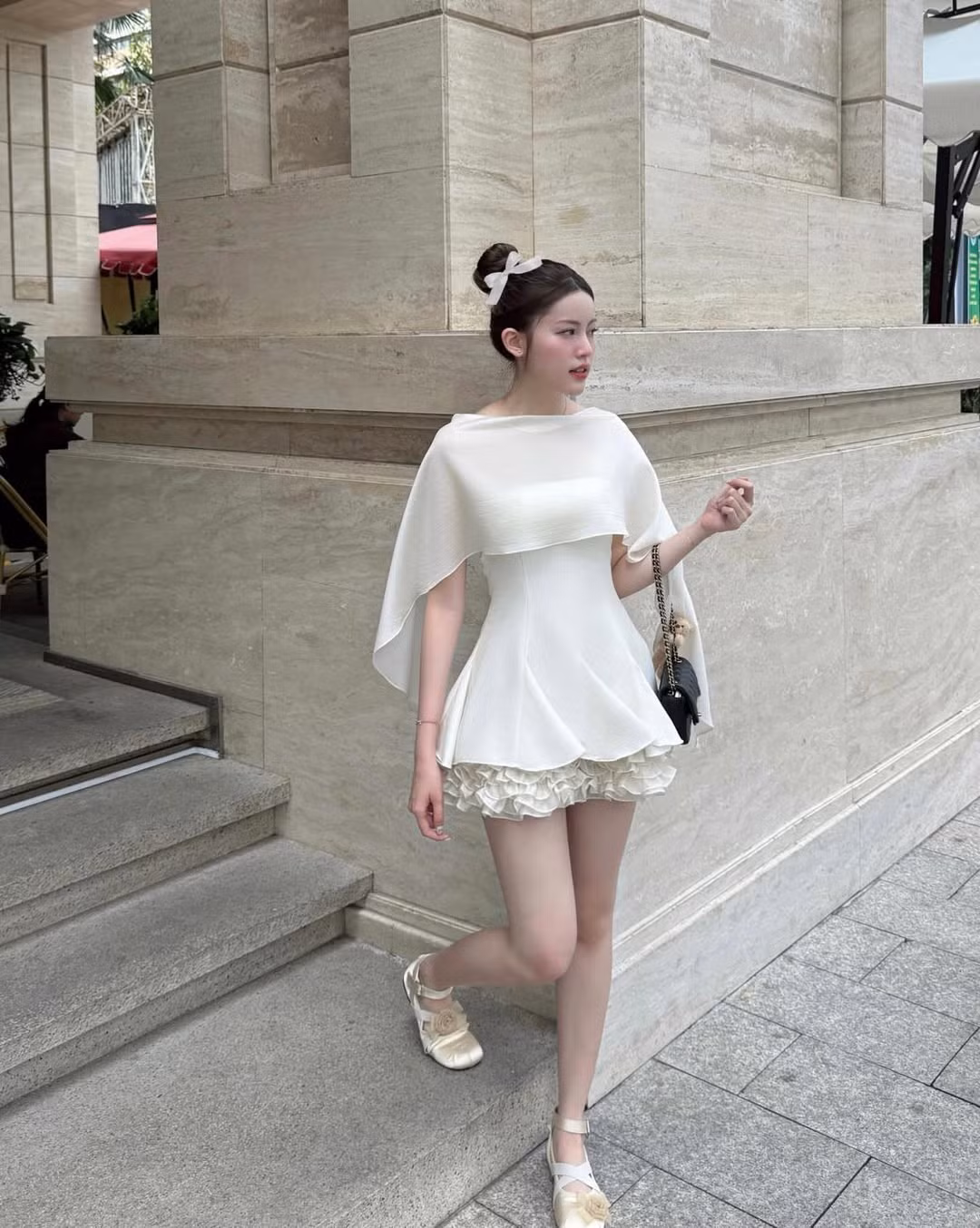 Đặc biệt đôi giày vải mang hơi hướng ballet khiến tổng thêm thêm phần dịu dàng, nữ tính.