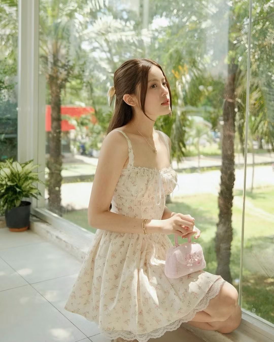 Cô được biết đến thông qua các nền tảng như Instagram và TikTok, nơi Mỹ Hàn thường chia sẻ những khoảnh khắc đời thường, outfit thanh lịch và góc nhìn thẩm mỹ rất riêng.