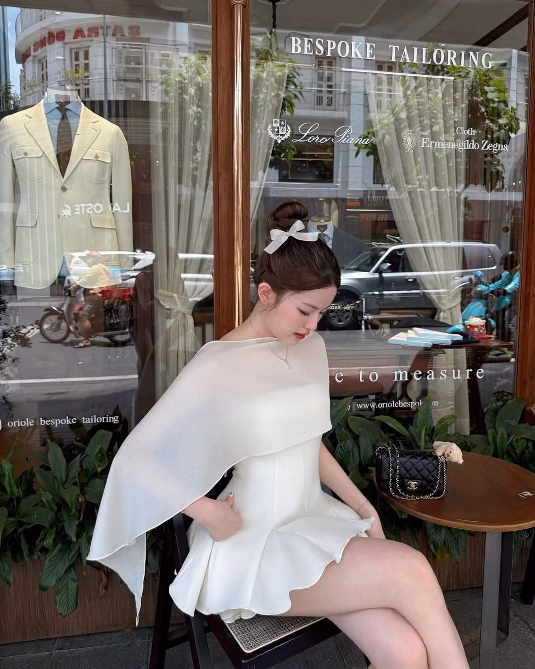 Trong loạt ảnh, Mỹ Hàn lựa chọn set đồ trắng đồng điệu, thể hiện rõ gu thẩm mỹ hiện đại pha chút cổ điển của mình.