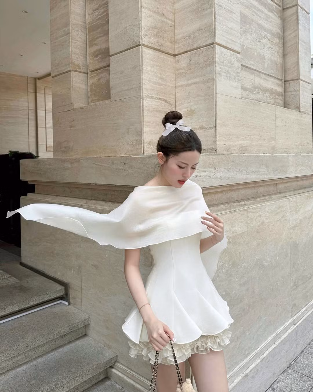 Chất liệu vải nhẹ, rủ mềm giúp tổng thể trang phục vừa thanh thoát lại vừa tạo sự thoải mái, phù hợp với không gian đời thường như đi cà phê, dạo phố hay dự tiệc nhẹ.