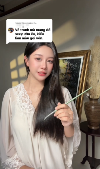 Sở hữu gương mặt thanh tú cùng vóc dáng quyến rũ, Minh Thư thường xuyên xuất hiện trong các video ghi lại quá trình sáng tác với những bộ trang phục tôn dáng như áo hai dây, váy ôm sát hay áo quây. Chính điều này đã khiến một bộ phận cư dân mạng để lại những bình luận tiêu cực. (Ảnh: FBNV)