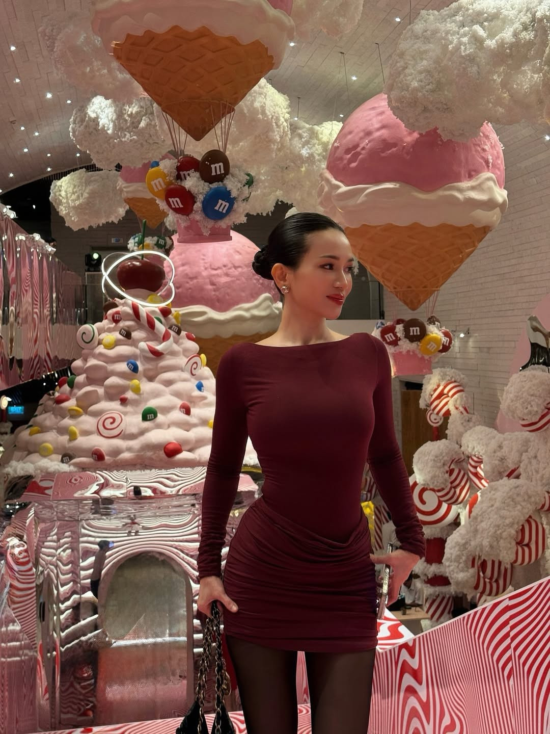 Thiết kế tối giản nhưng cực kỳ tôn dáng, kết hợp cùng mái tóc búi thấp thanh lịch và phụ kiện túi xách bản to, tạo nên hình ảnh một quý cô sành điệu, sẵn sàng cho những buổi party cuối năm. (Ảnh: IGNV)