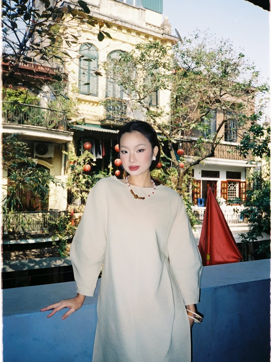 Điểm nhấn làm nên thương hiệu "fashionista" của Thái Anh chính là cách phối phụ kiện. Cô nàng khéo léo kết hợp chuỗi vòng cổ hạt gỗ bọc đá, vòng tay bản to cùng chiếc túi xách mini lạ mắt màu hồng nhạt. (Ảnh: IGNV)