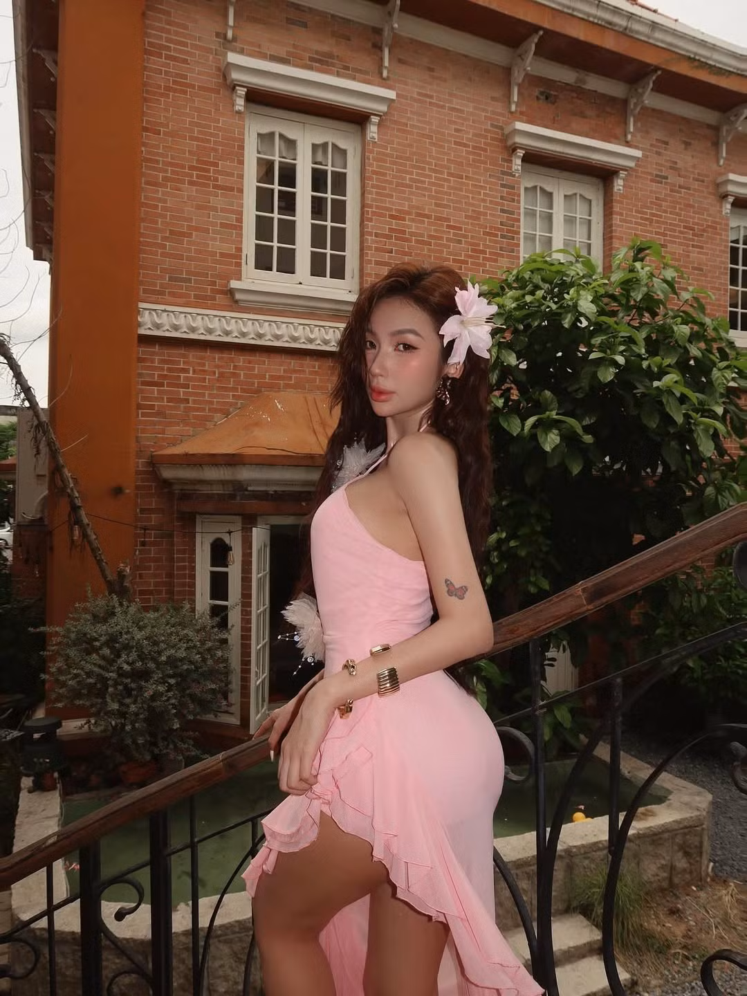 Giữa khung cảnh độc đáo với tường gạch cổ kính, lan can uốn lượn và hồ nước trong xanh, Quỳnh Như tự tin tạo dáng, phô diễn trọn vẹn những đường nét cơ thể hoàn hảo.