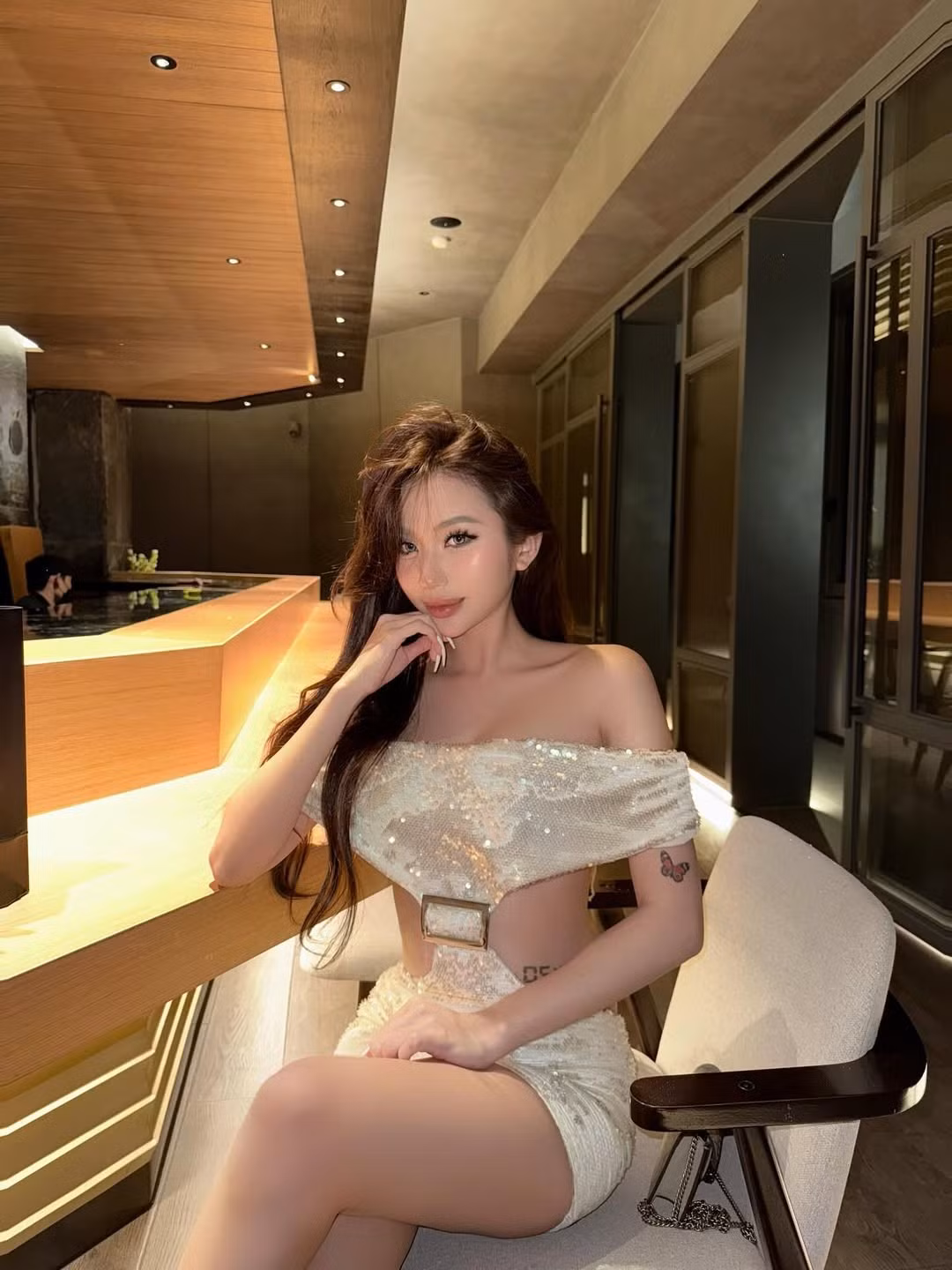 Những thiết kế cắt xẻ, trễ vai hay chân váy cực ngắn được nữ Tiktoker ưa chuộng.