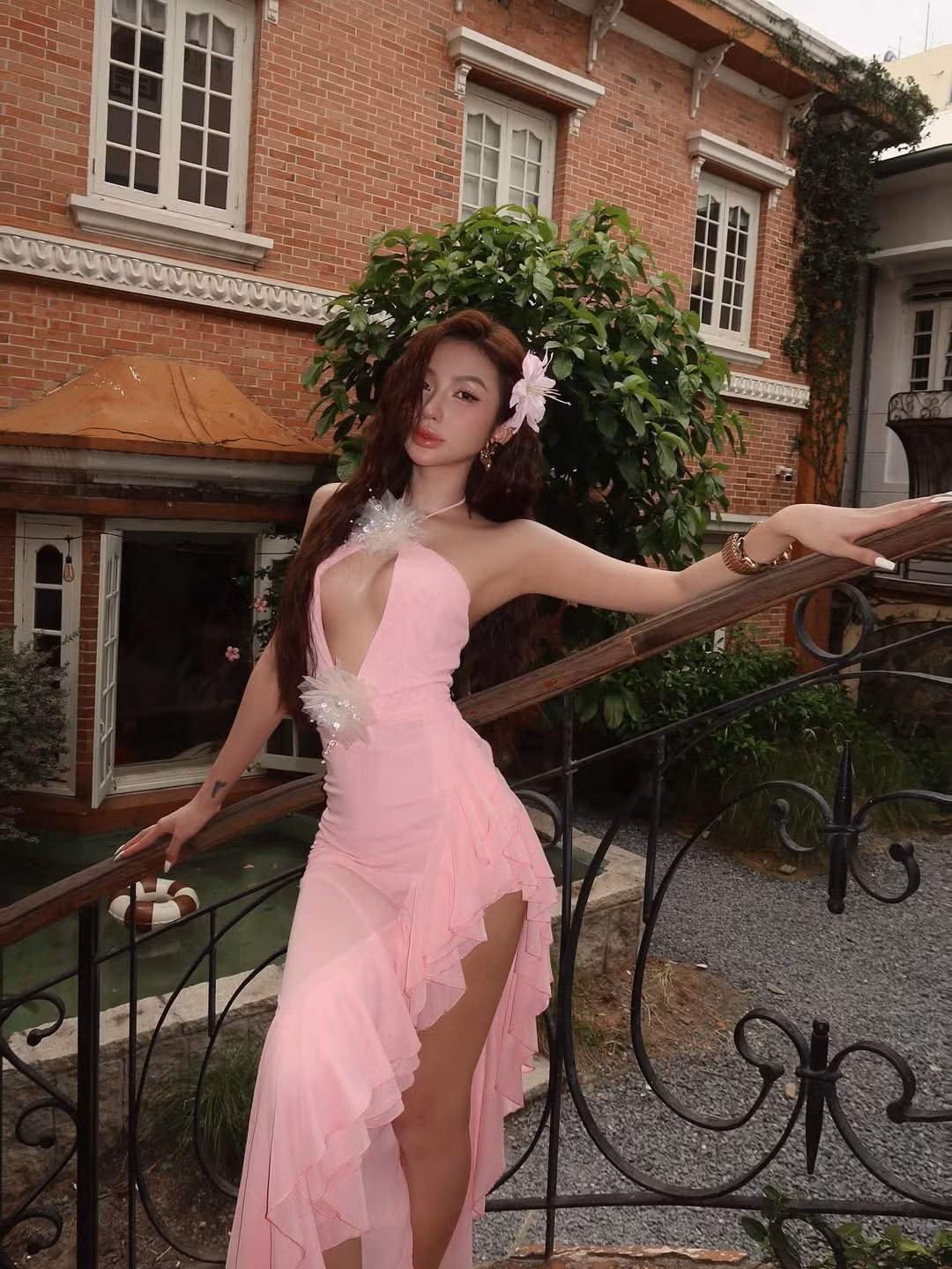 Được biết đến với danh xưng "thánh nữ lắc hông", Quỳnh Như nổi lên nhờ những video nhảy theo nhạc đầy ấn tượng. Cô nàng theo đuổi phong cách thời trang gợi cảm, không ngại diện những thiết kế cắt xẻ sâu, khoe trọn đường cong quyến rũ.