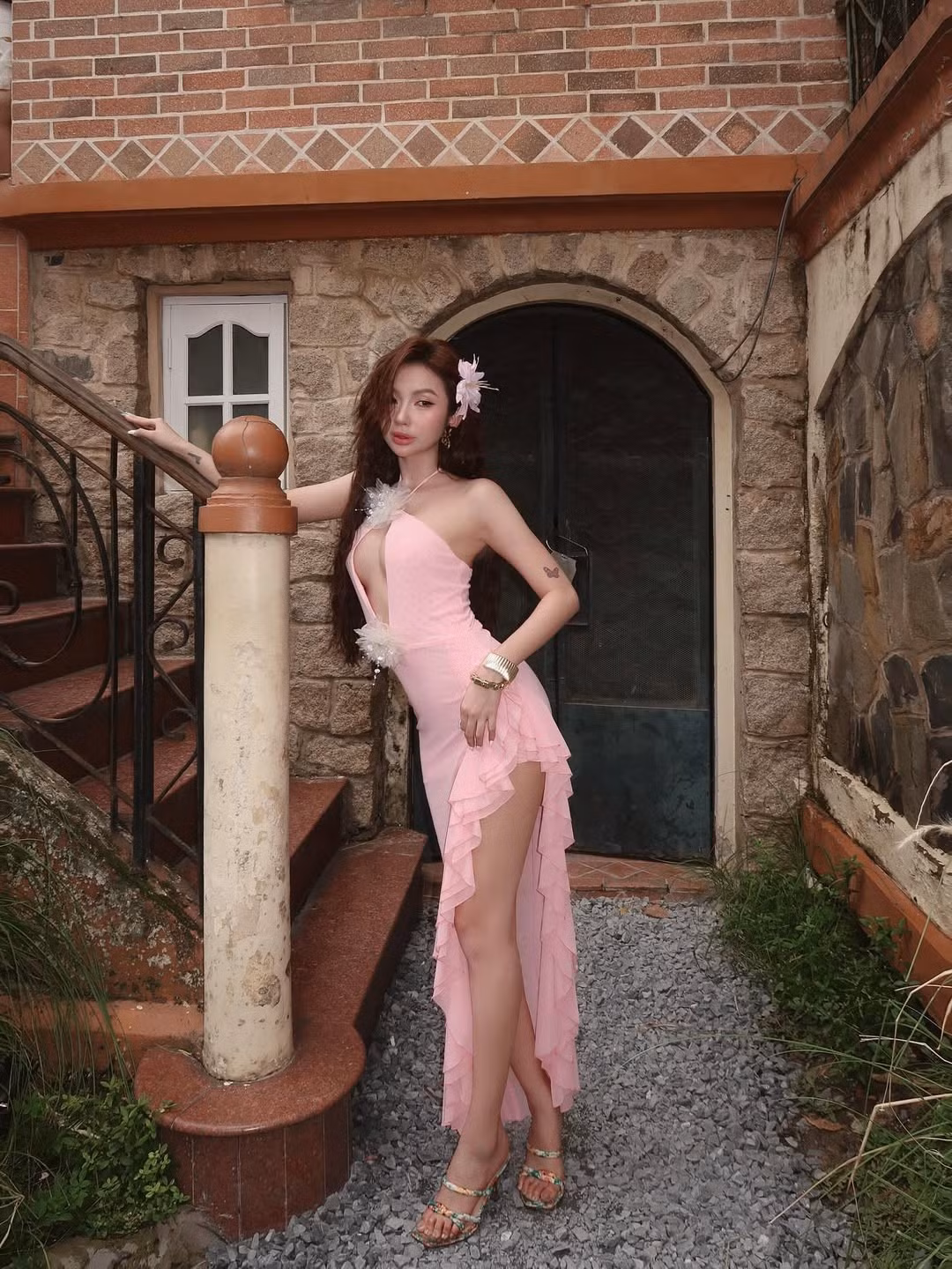 Điểm nhấn là những chi tiết lông vũ trắng muốt tinh tế, mang lại vẻ sang trọng và bay bổng cho tổng thể.