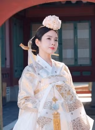 Nữ DJ hoàn thiện vẻ ngoài cổ điển bằng những phụ kiện trang nhã: kiểu tóc búi gọn gàng kết hợp trâm cài tóc lấp lánh và đặc biệt là vòng hoa lớn màu trắng kem đội trên đầu, tạo điểm nhấn mềm mại, bay bổng. (Ảnh: IGNV)